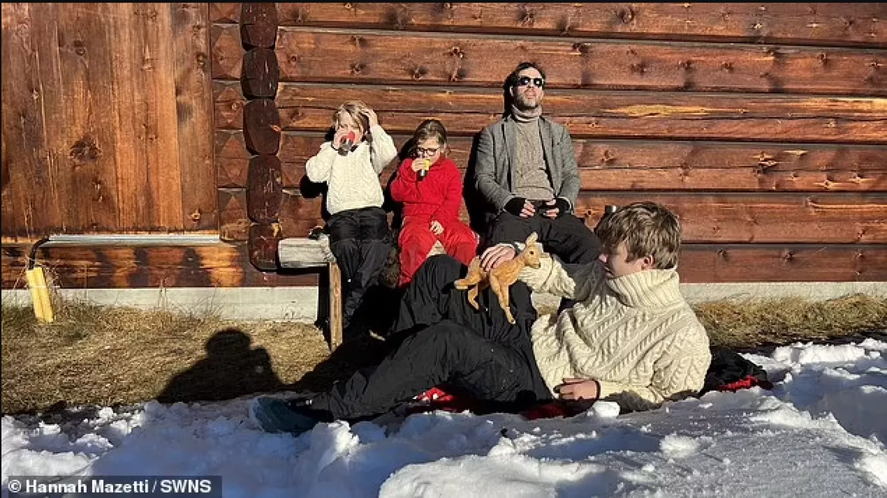 tomas-a-csalad-harom-gyermekevel-auguszttal-16-elol-juliannal-10-es-adaval-7-akik-tamogatjak-szuleik-adomanygyujteset-hogy-megszabaditsak-a-vilagot-a-karacsonyi-slagertol