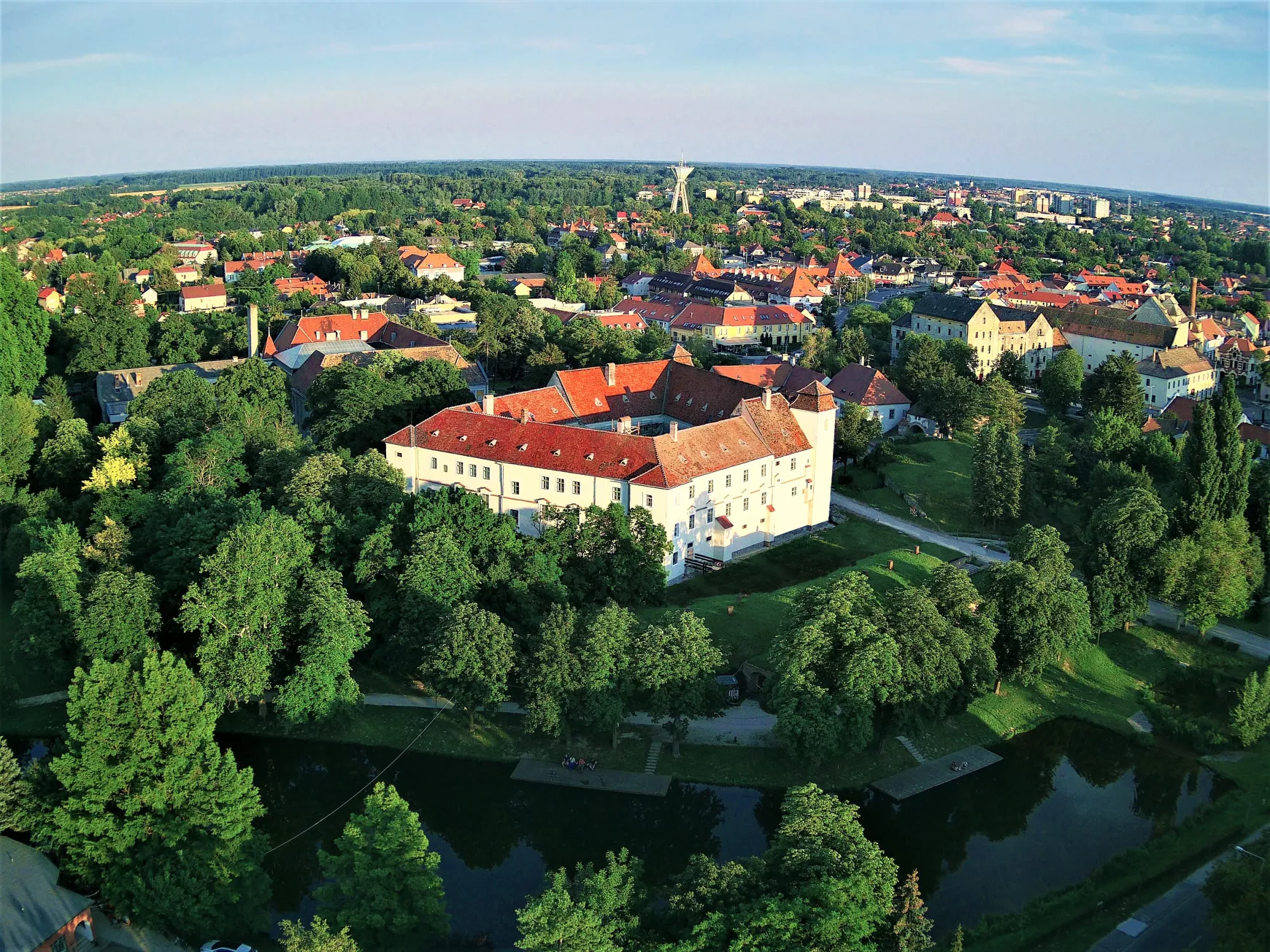 Az Akadémia a központban