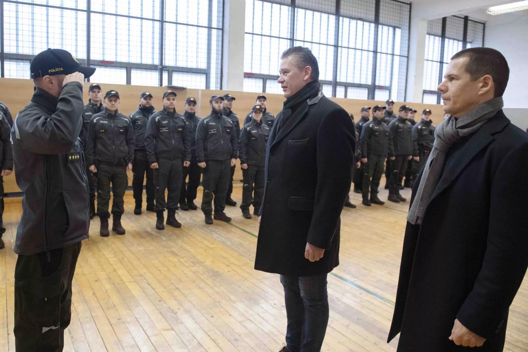 Hamran István országos rendőrfőkapitány (j1) és Roman Mikulec belügyminiszter