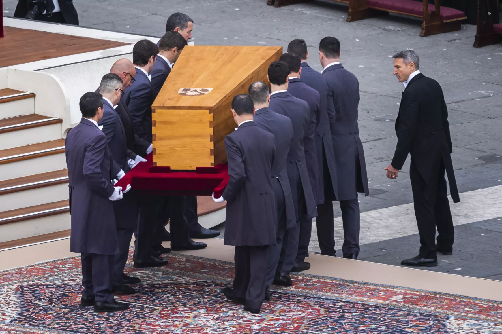 Benedek pápa temetése
