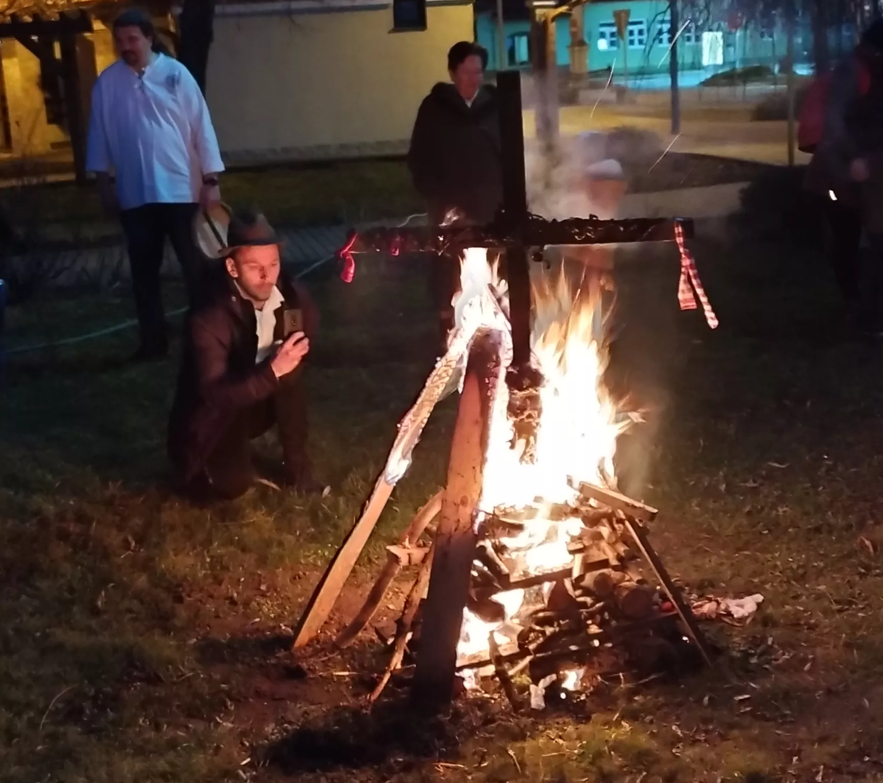 Az égő kiszebáb Taksony terén 