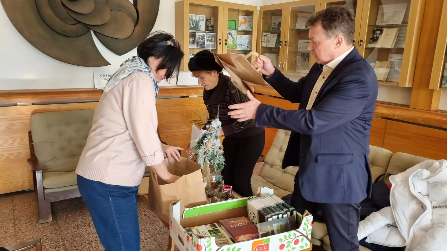 Gál Sándor-műveket kapott ajándékba a Szinnyei József Könyvtár KÉPEKKEL