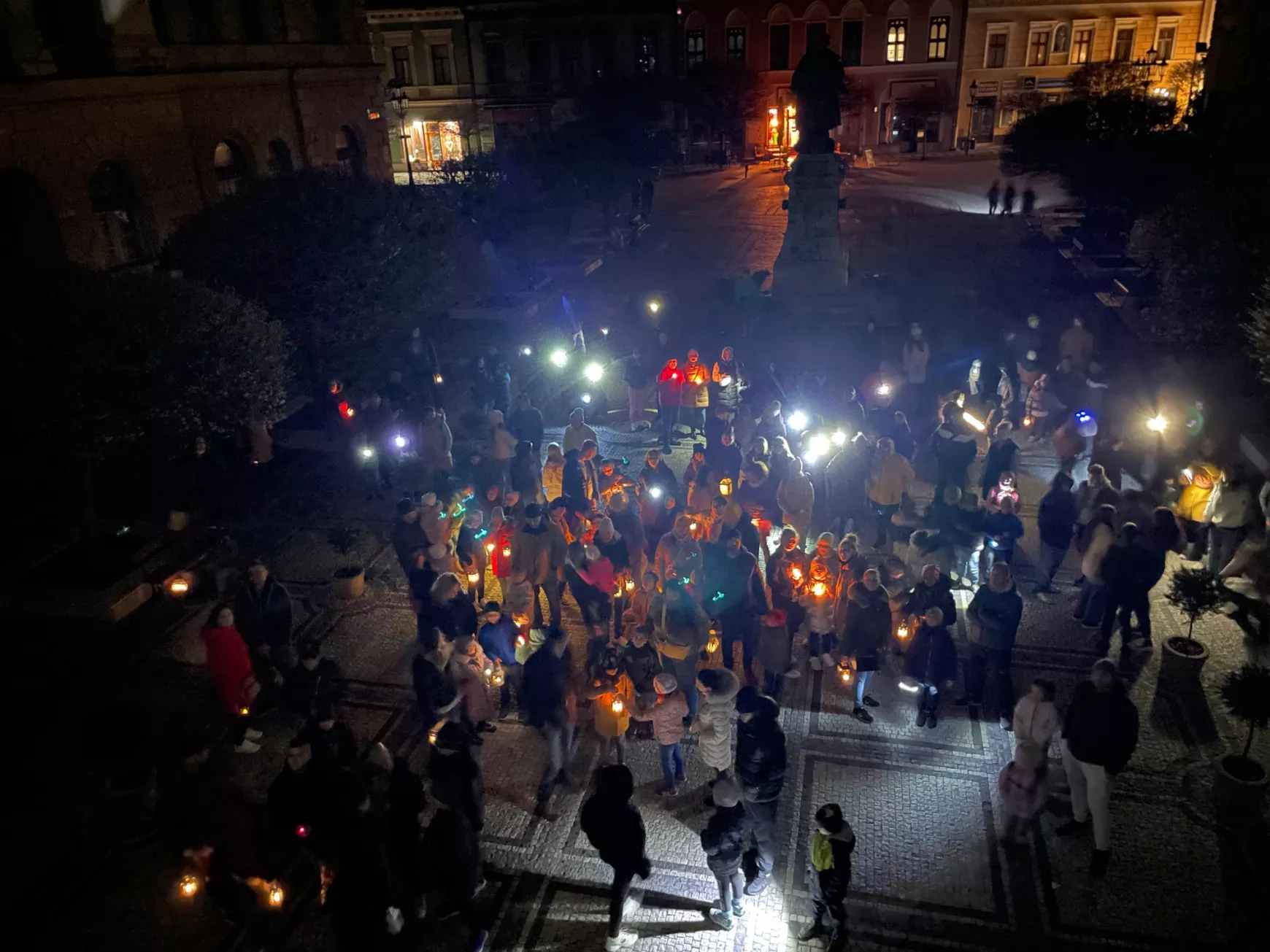 Tizenöt évvel ezelőtt vált nemzetközivé a  Föld órája kezdeményezés, amihez Komárom is csatlakozott