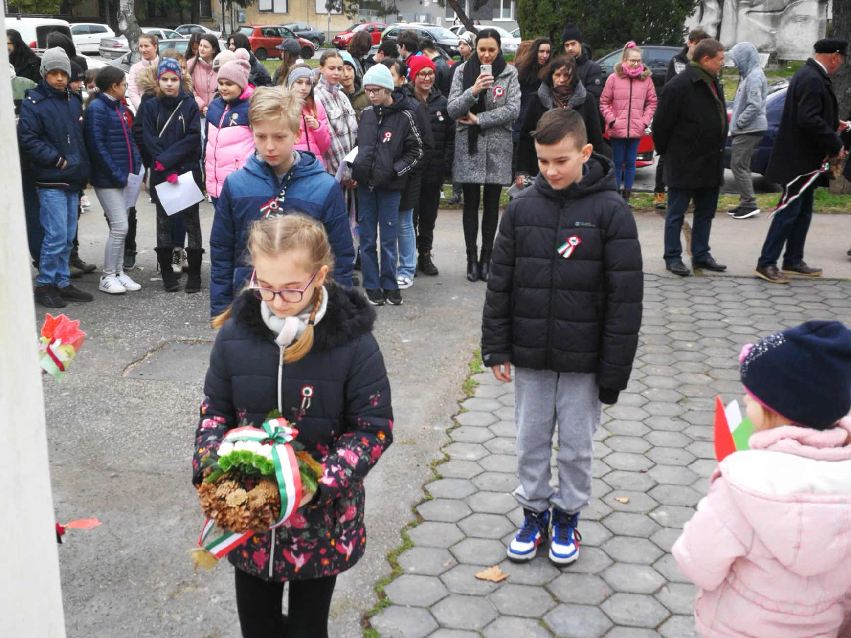 A komáromi ovisok és diákok az „Egressyben“, majd a Petőfi-szobornál emlékeztek a ´48/49-es hősökre KÉPEKKEL