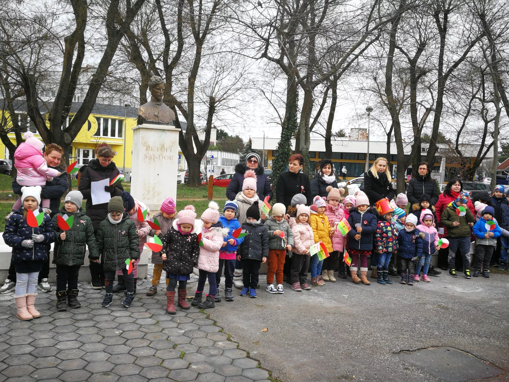 A komáromi ovisok és diákok az „Egressyben“, majd a Petőfi-szobornál emlékeztek a ´48/49-es hősökre KÉPEKKEL