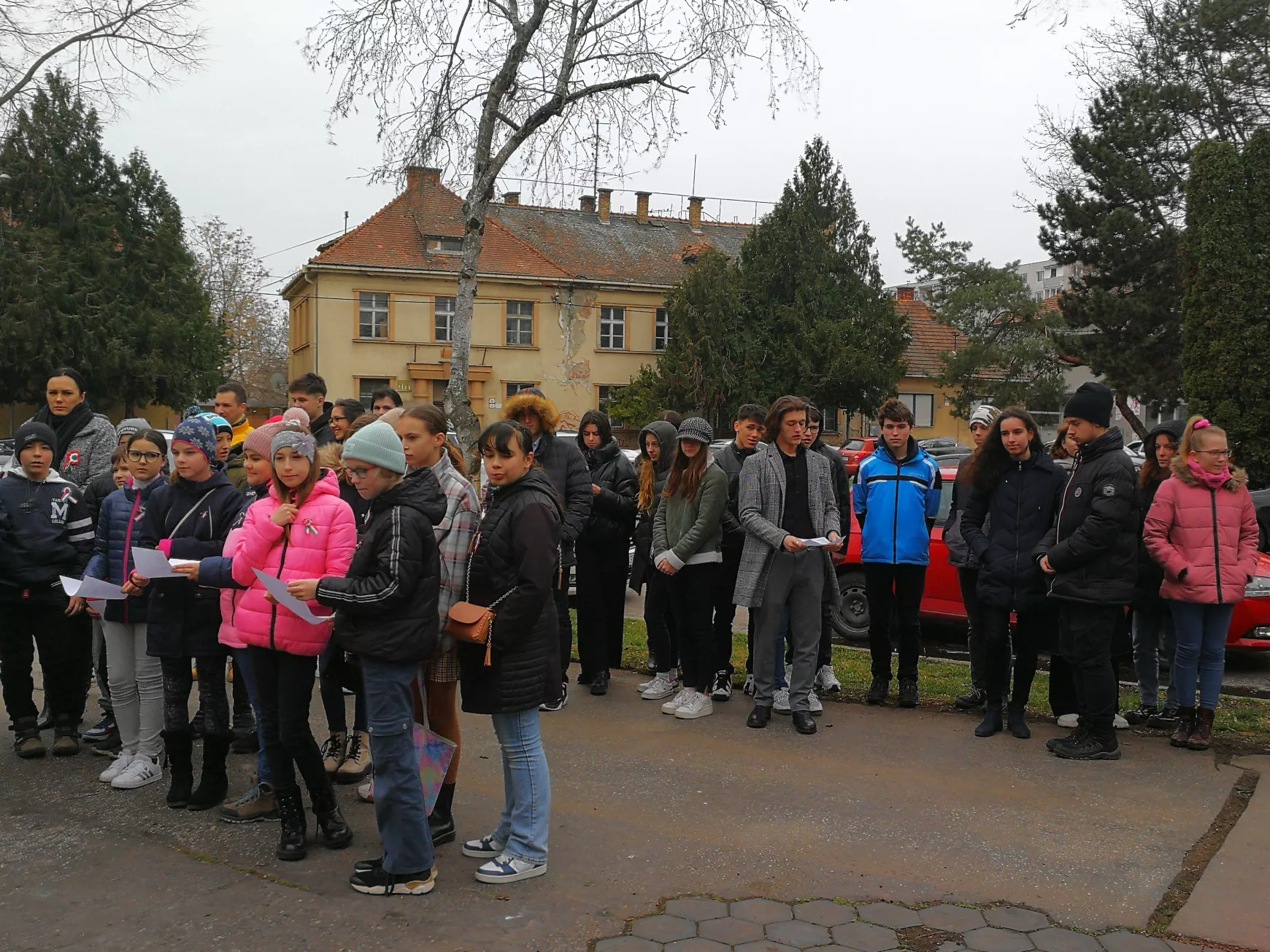 A komáromi ovisok és diákok az „Egressyben“, majd a Petőfi-szobornál emlékeztek a ´48/49-es hősökre KÉPEKKEL