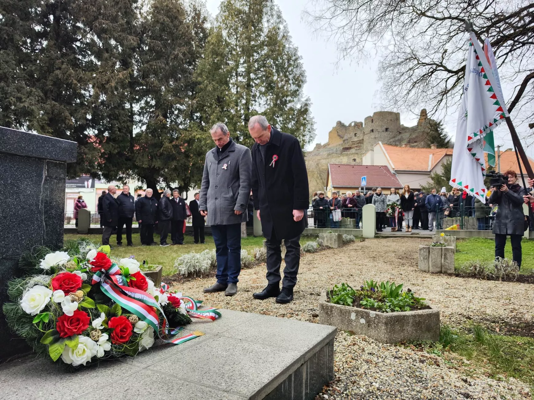 Koszorúzás a Hősök terén