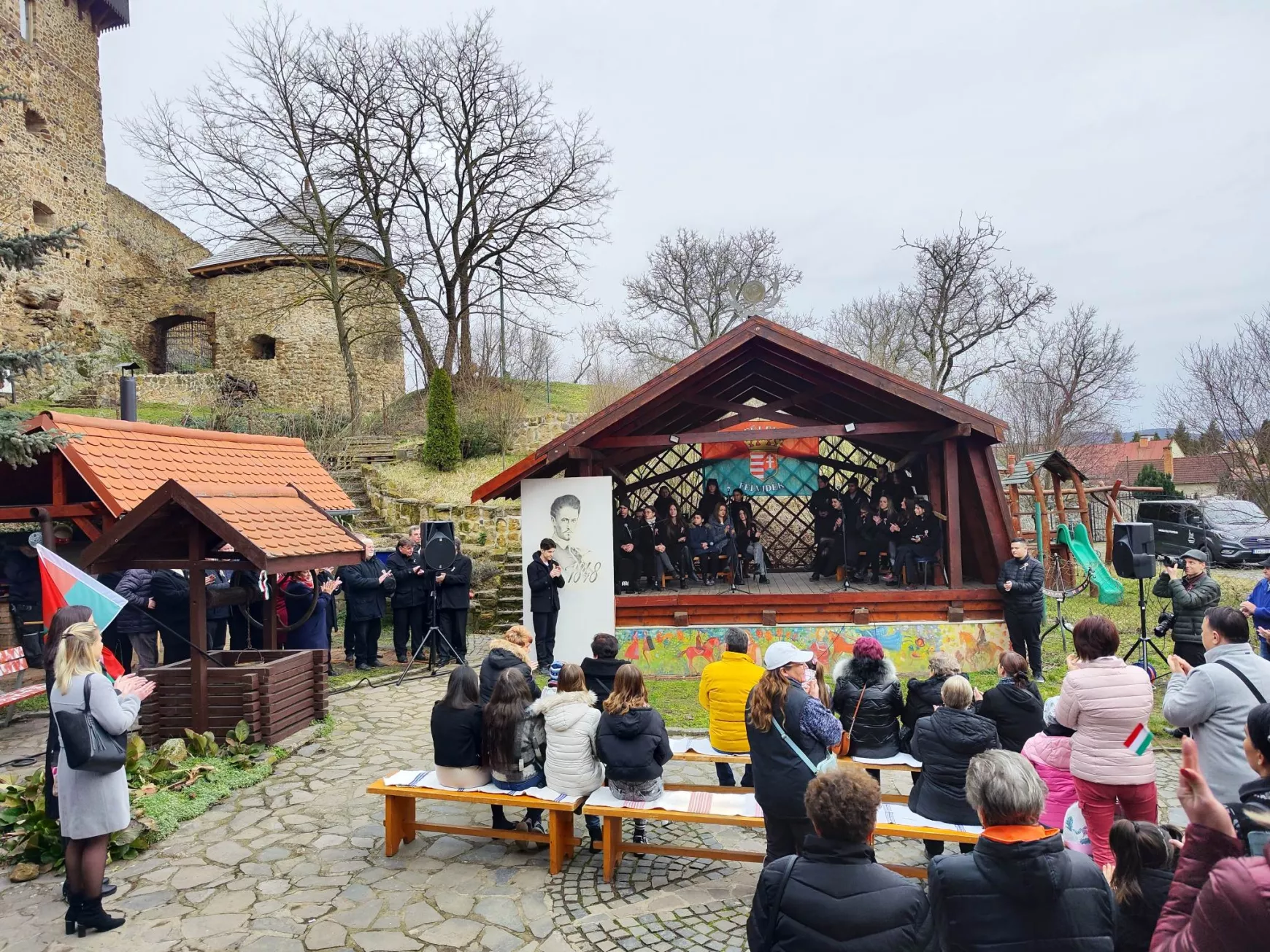 Megemlékezés a Magyar Közösségi ház udvarán