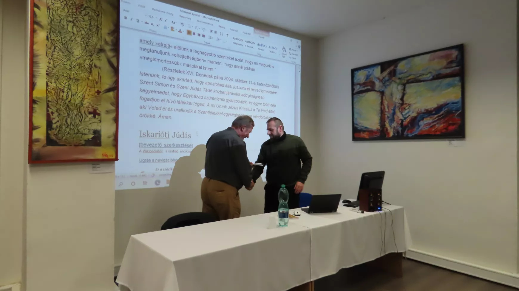 Karol Krško, a Szőgyéni Szépkorúak Klub elnöke és Farkas Zsolt esperesplébános, előadó