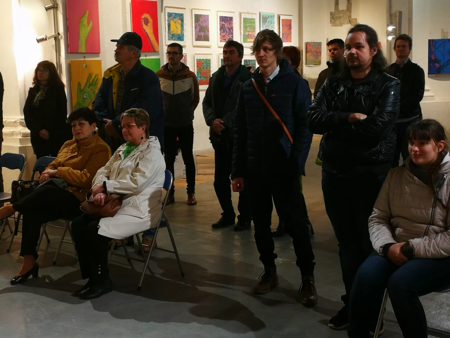  Kezeket fel! – érdemes betérni Szabó Márta izsai festőművész kiállítására, a Limes Galériába KÉPGALÉRIÁVAL
