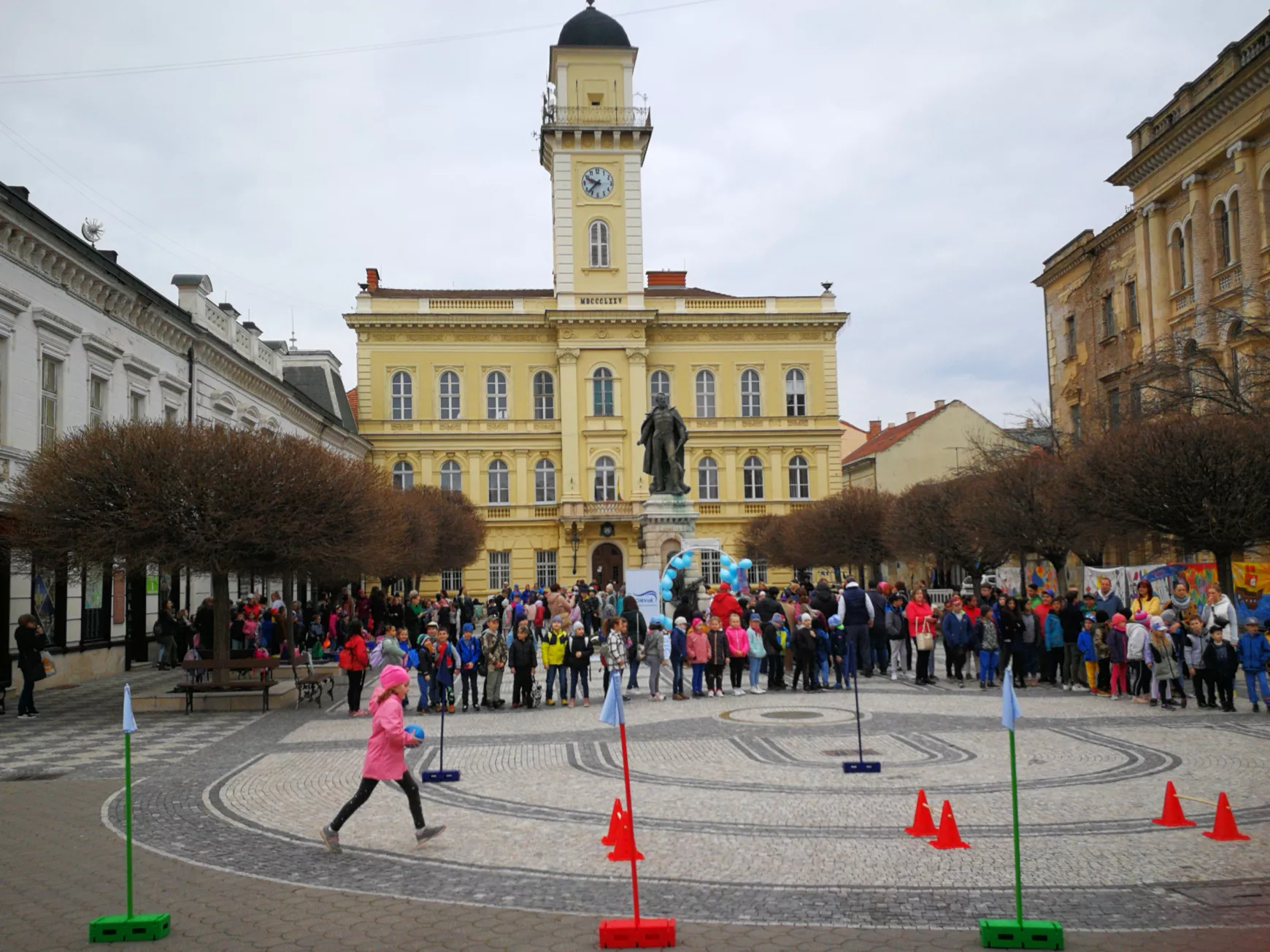 Versenyözön és díjeső a víz világnapján, a „folyók városában“