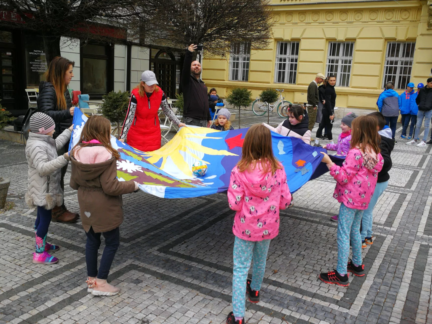 Versenyözön és díjeső a víz világnapján, a „folyók városában“