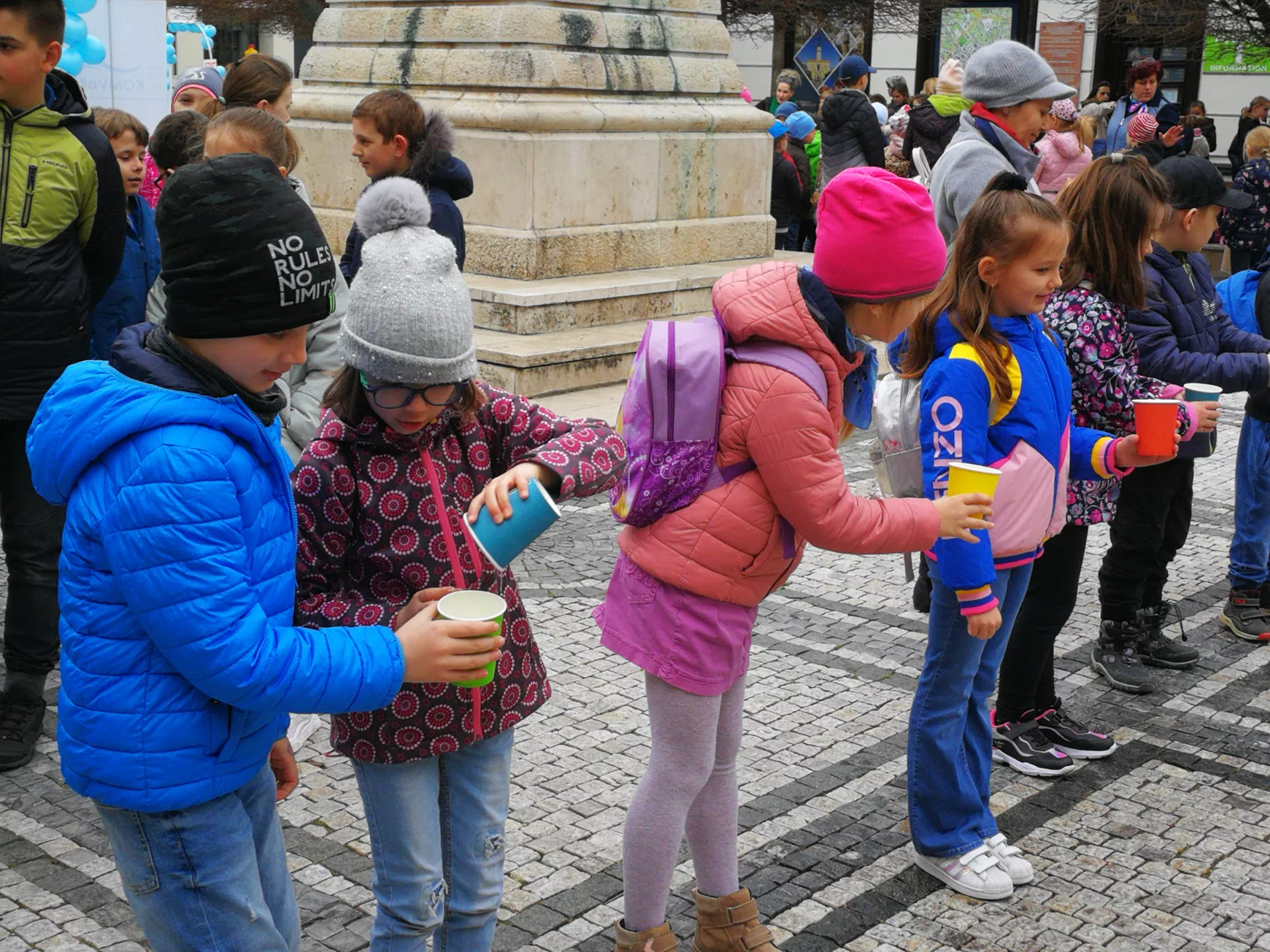 Versenyözön és díjeső a víz világnapján, a „folyók városában“