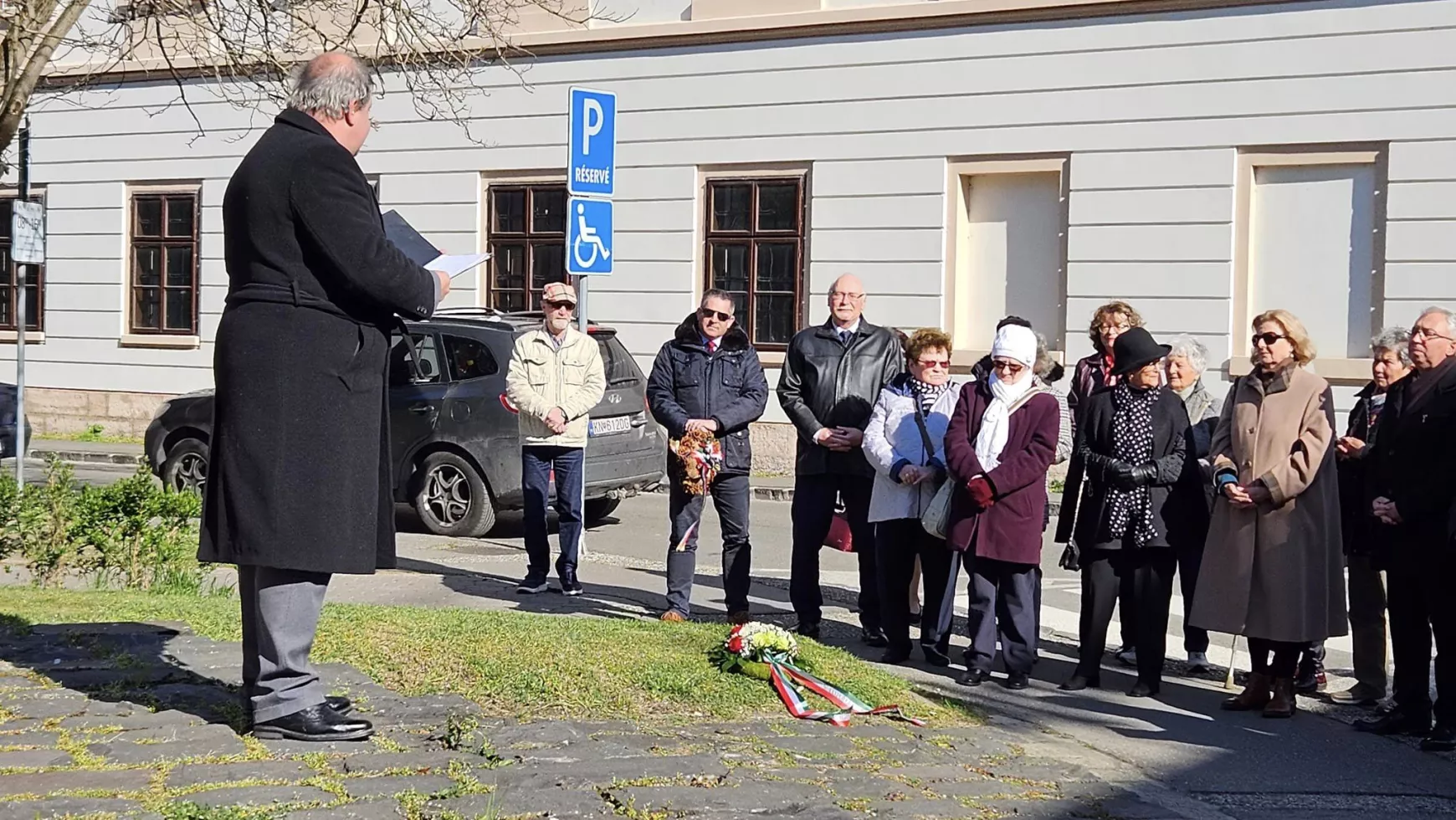 A szülőföldjükről elűzött elődeinkre emlékeztek Komáromban KÉPEKKEL