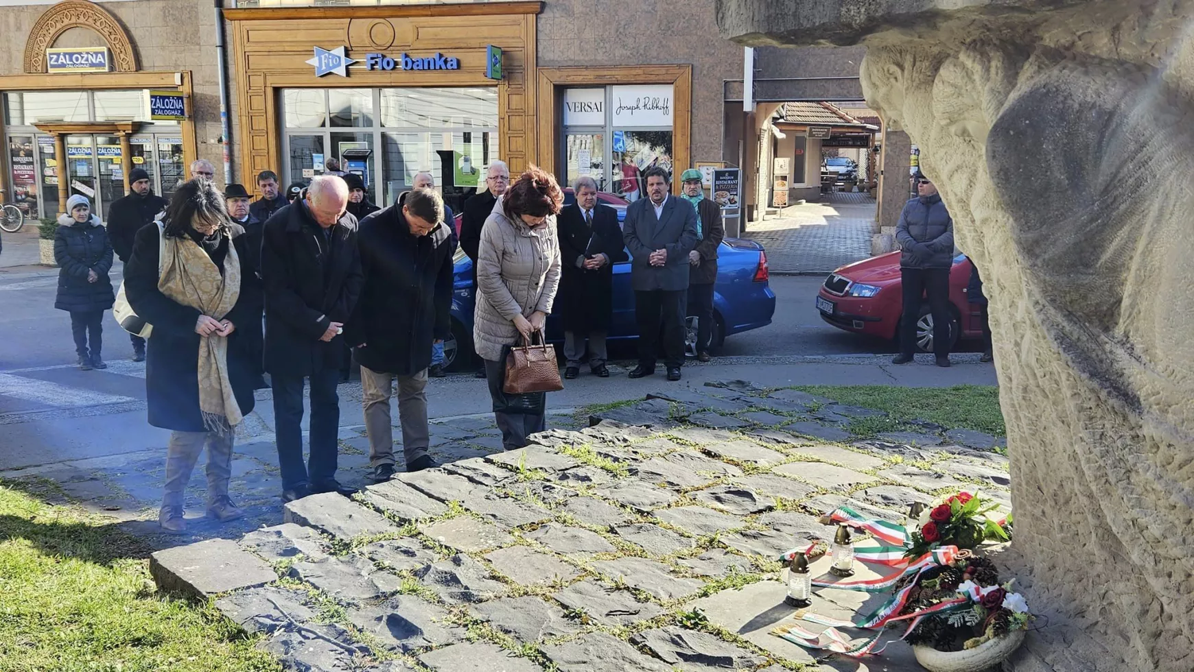 A szülőföldjükről elűzött elődeinkre emlékeztek Komáromban KÉPEKKEL