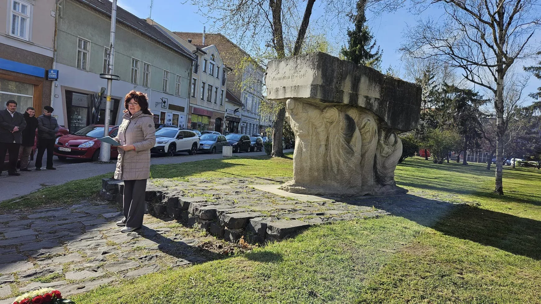 A szülőföldjükről elűzött elődeinkre emlékeztek Komáromban KÉPEKKEL