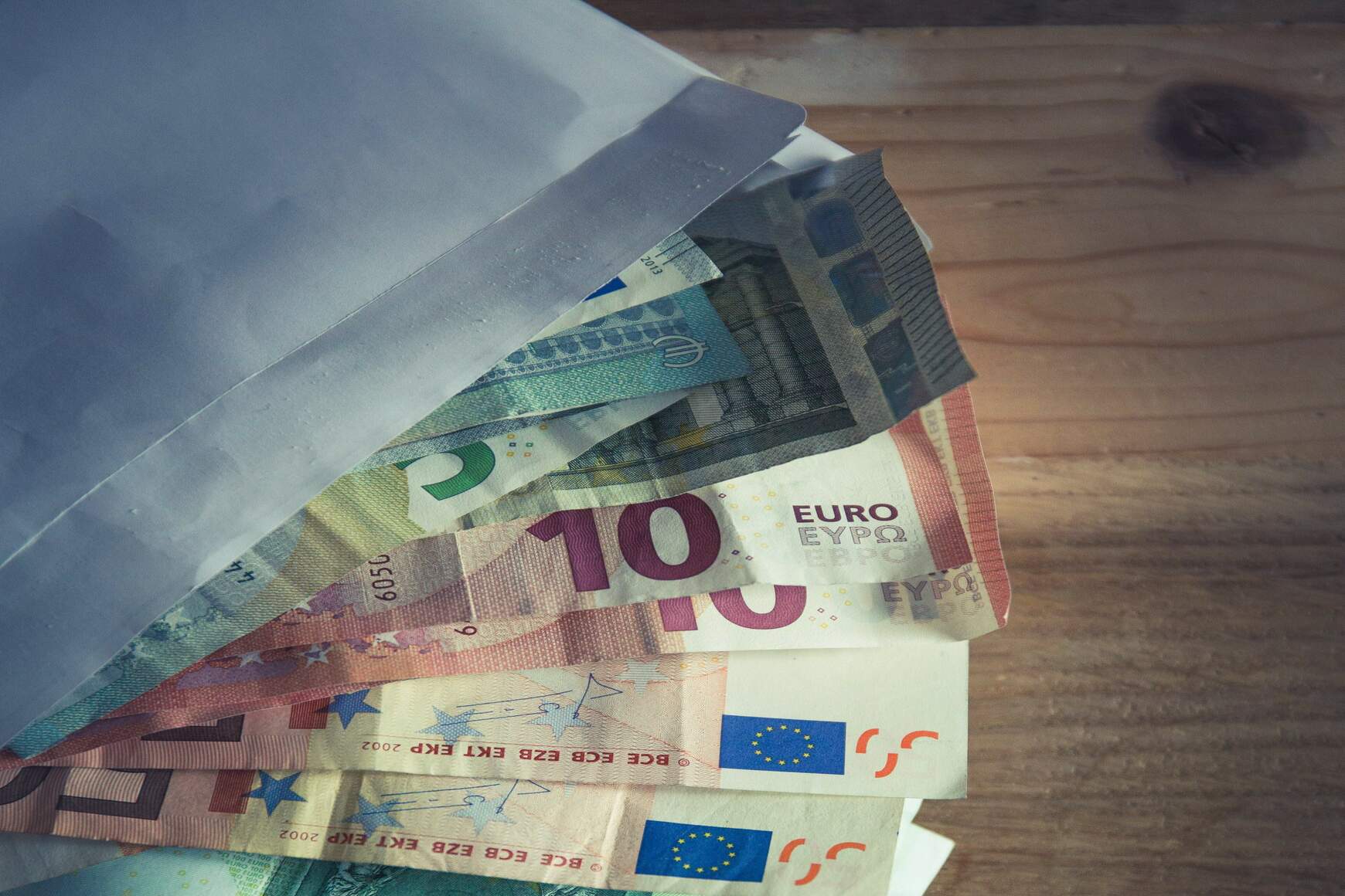 europénzek borítékben