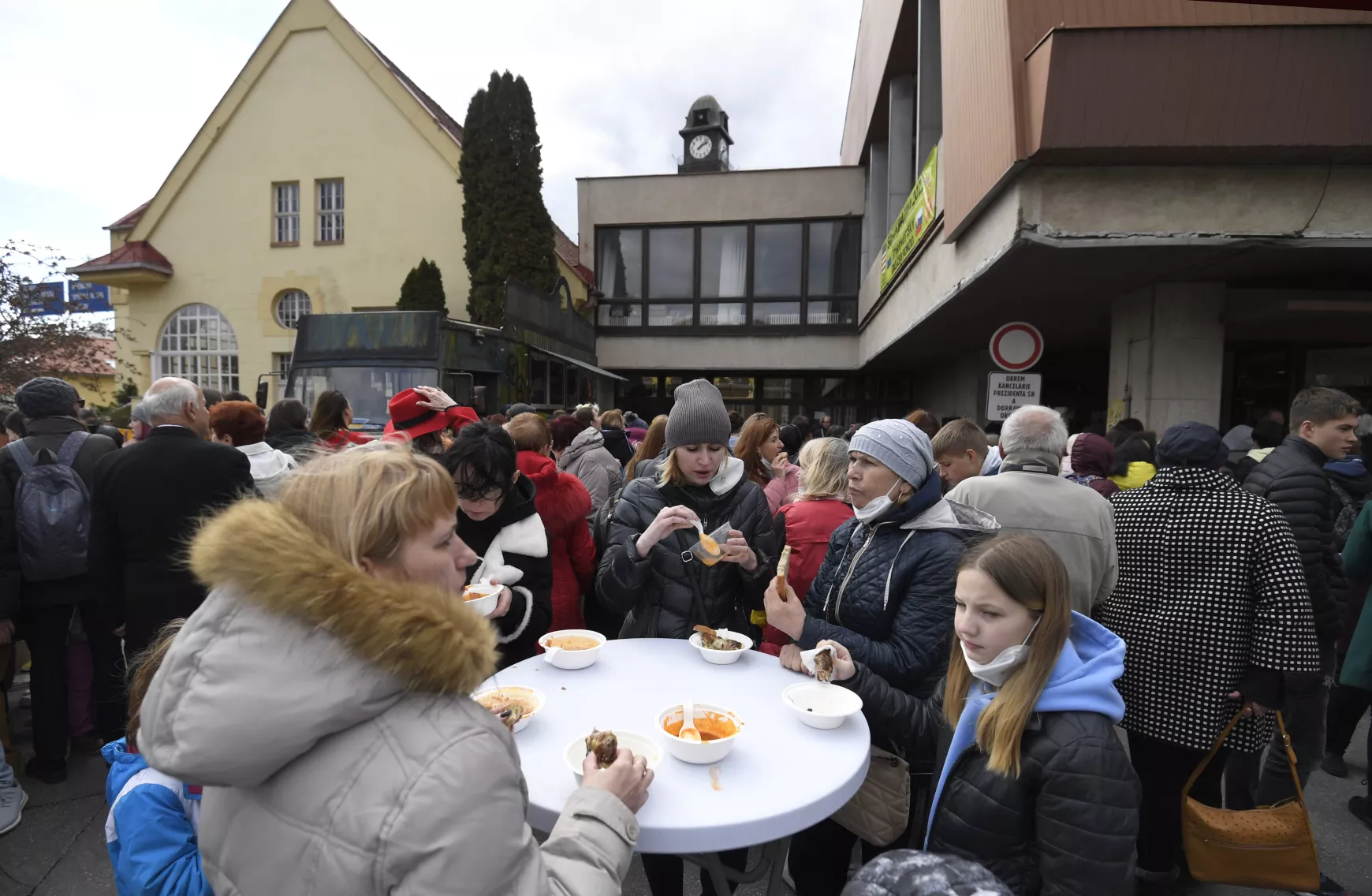 Jönnek és mennek is