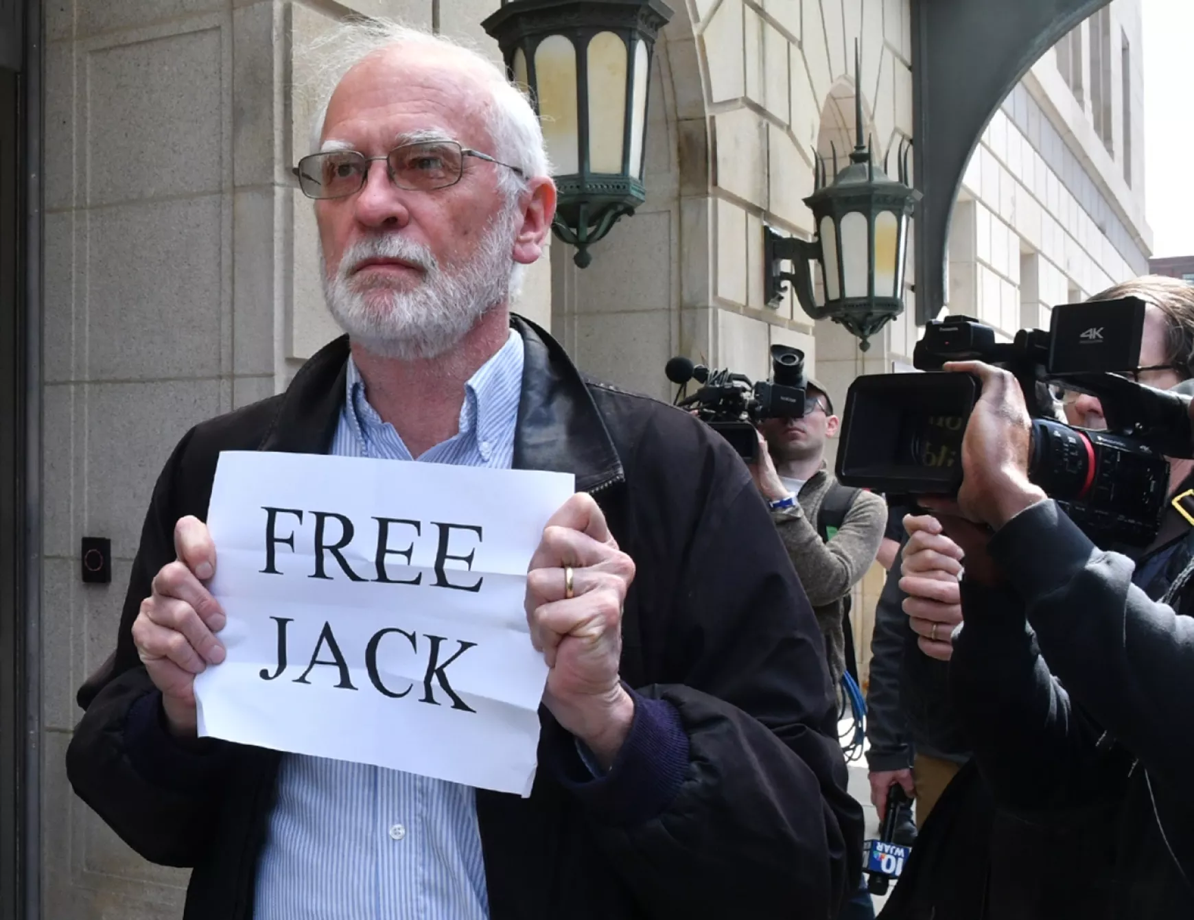 A hudsoni Dennis Conlon volt Jack Teixeira egyedüli támogatója a bíróság épülete előtt