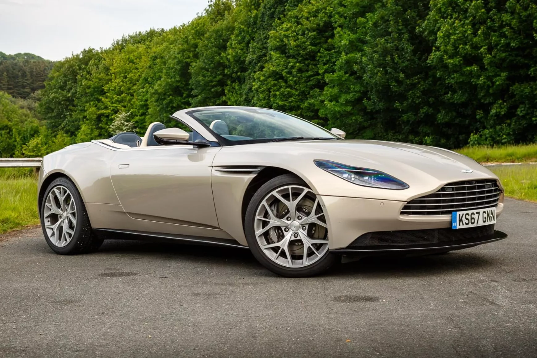 Aston Martin DB11 