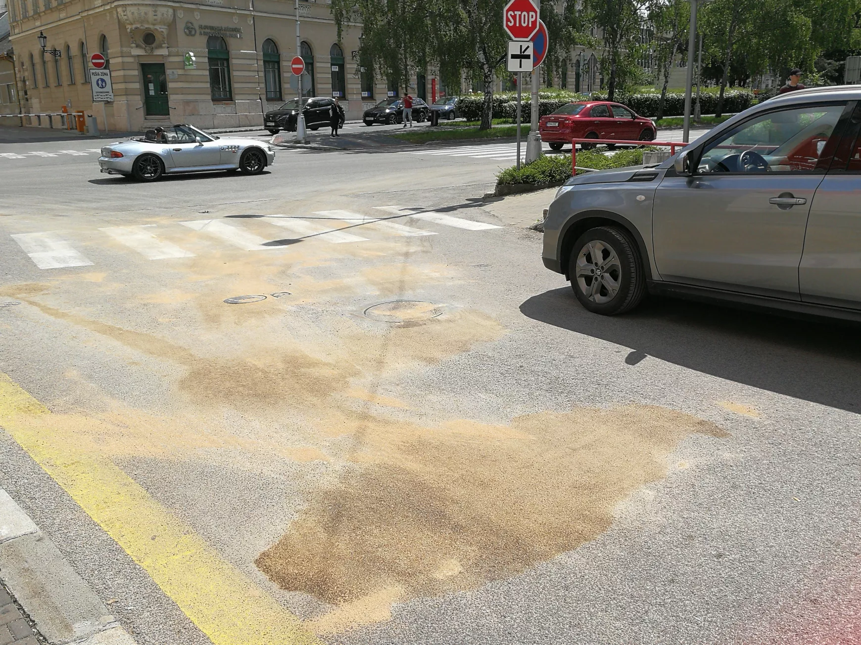 Baleset a komáromi Diderot könyvesbolt előtt és a Petőfi utcában