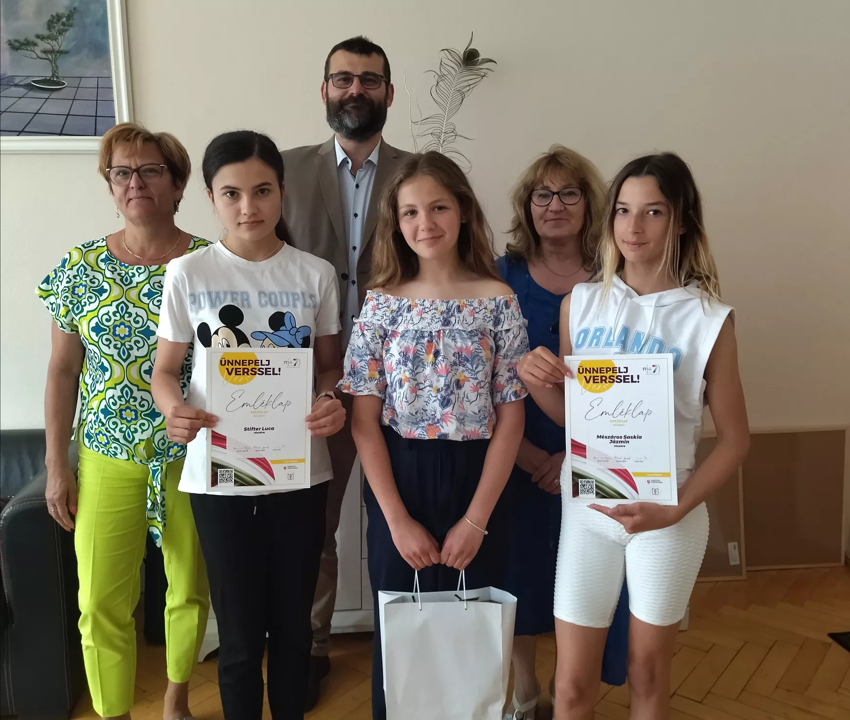 Puskás Attila, Haják Szabó Mária (j.), az iskola igazgatónője, Sebő Renáta, valamint a három díjazott.