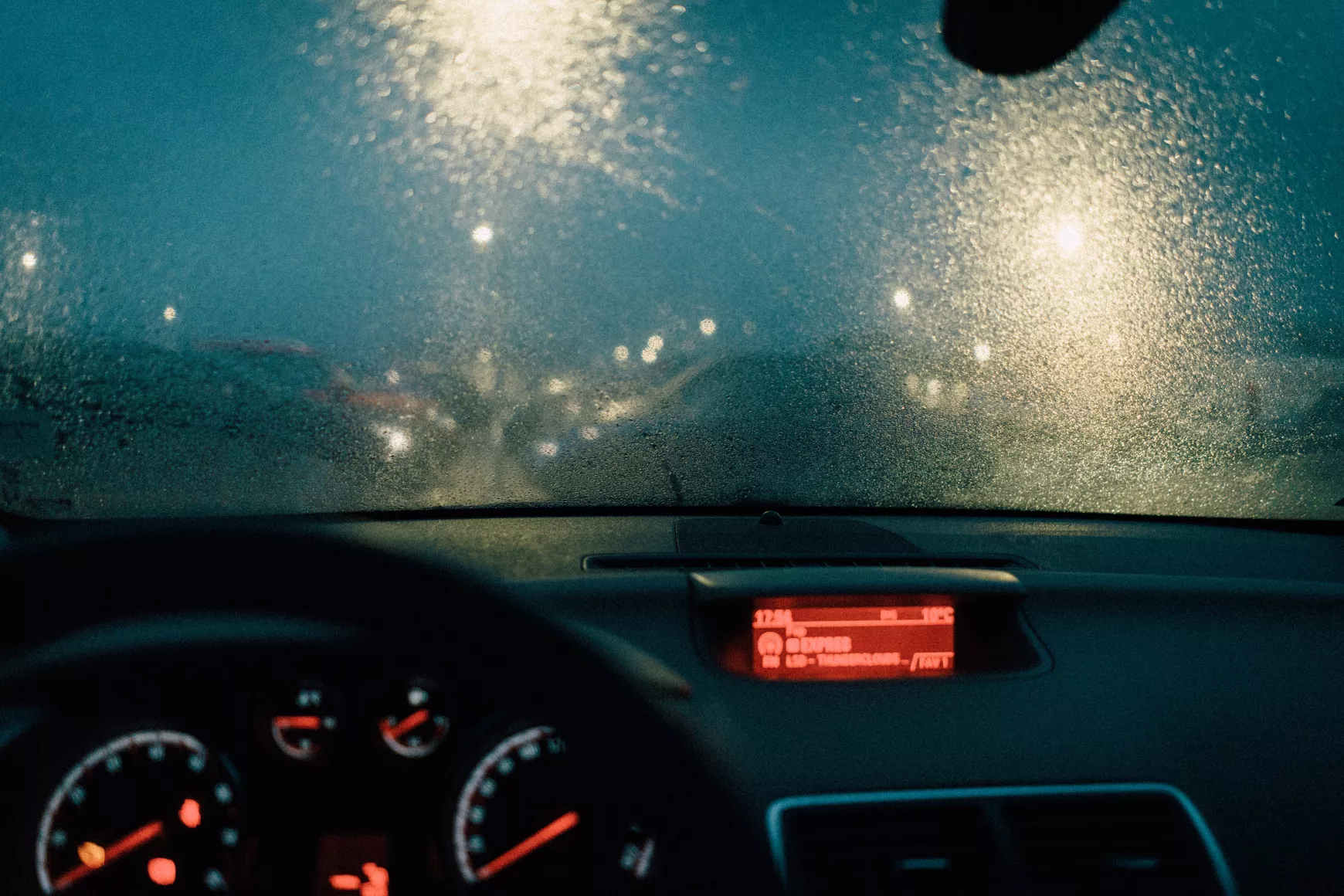 autó esőben