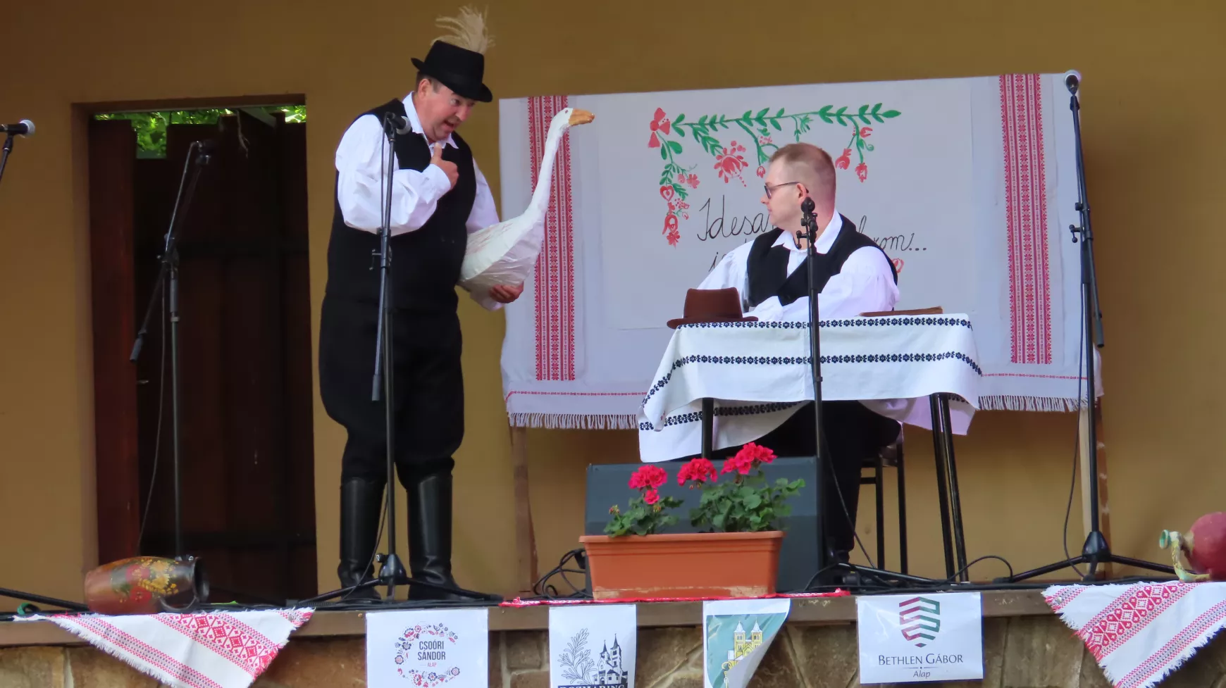 Kinek fütyül a rigó? a Rozmaring Néptánccsoport előadásában