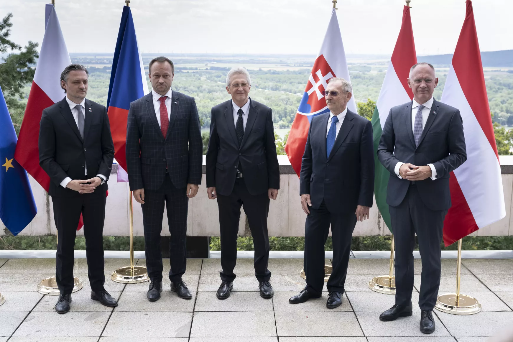 Bartosz Grodecki lengyel belügyminiszter, Lukáš Hendrych cseh belügyi államtitkár, Ivan Šimko szlovák, Pintér Sándor magyar, és Gerhard Karner osztrák belügyminiszter