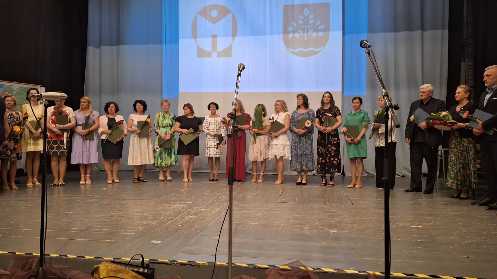 az-iskola-jelenlegi-pedagogusai-is-emleklapot-kaptak