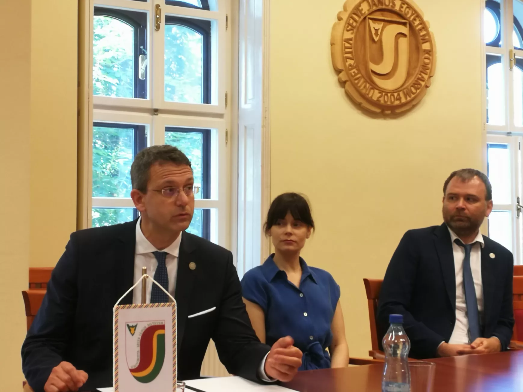  Történelmi pillanat a Selye János Egyetemen: sokrétű együttműködés követi a memorandum mai aláírását