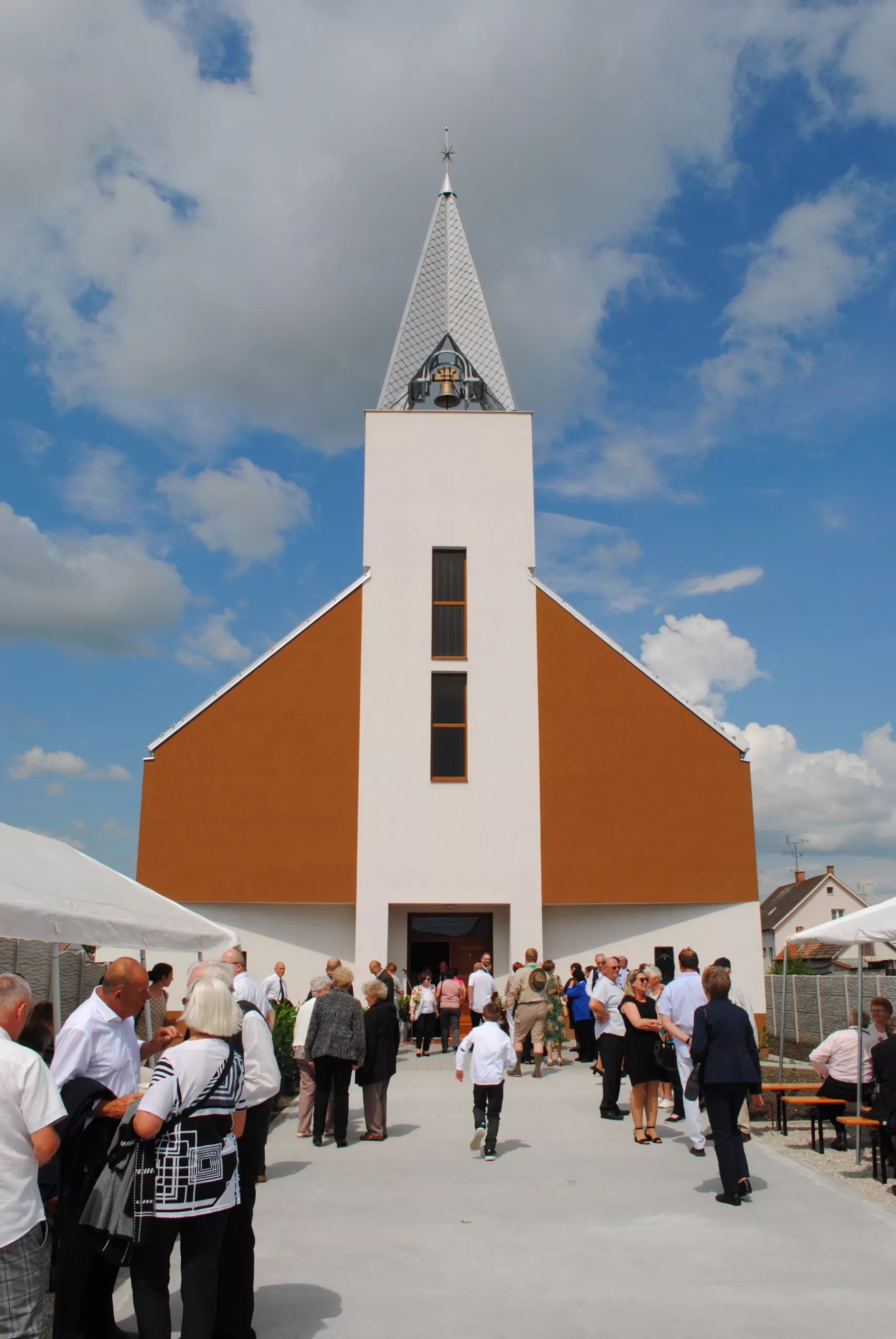 felavattak-bos-uj-reformatus-templomat-04