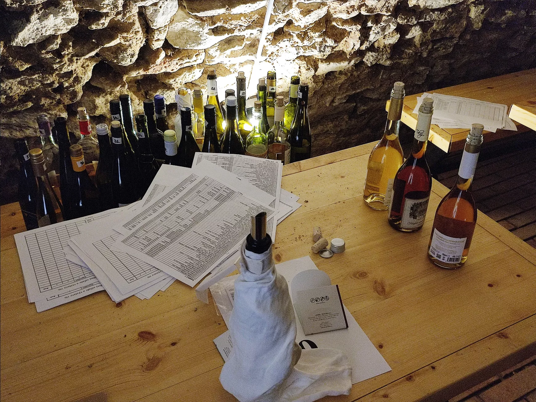 A Rákócziak borsi pincéjében így készítették elő a zsűrinek a kóstolásra váró borokat.