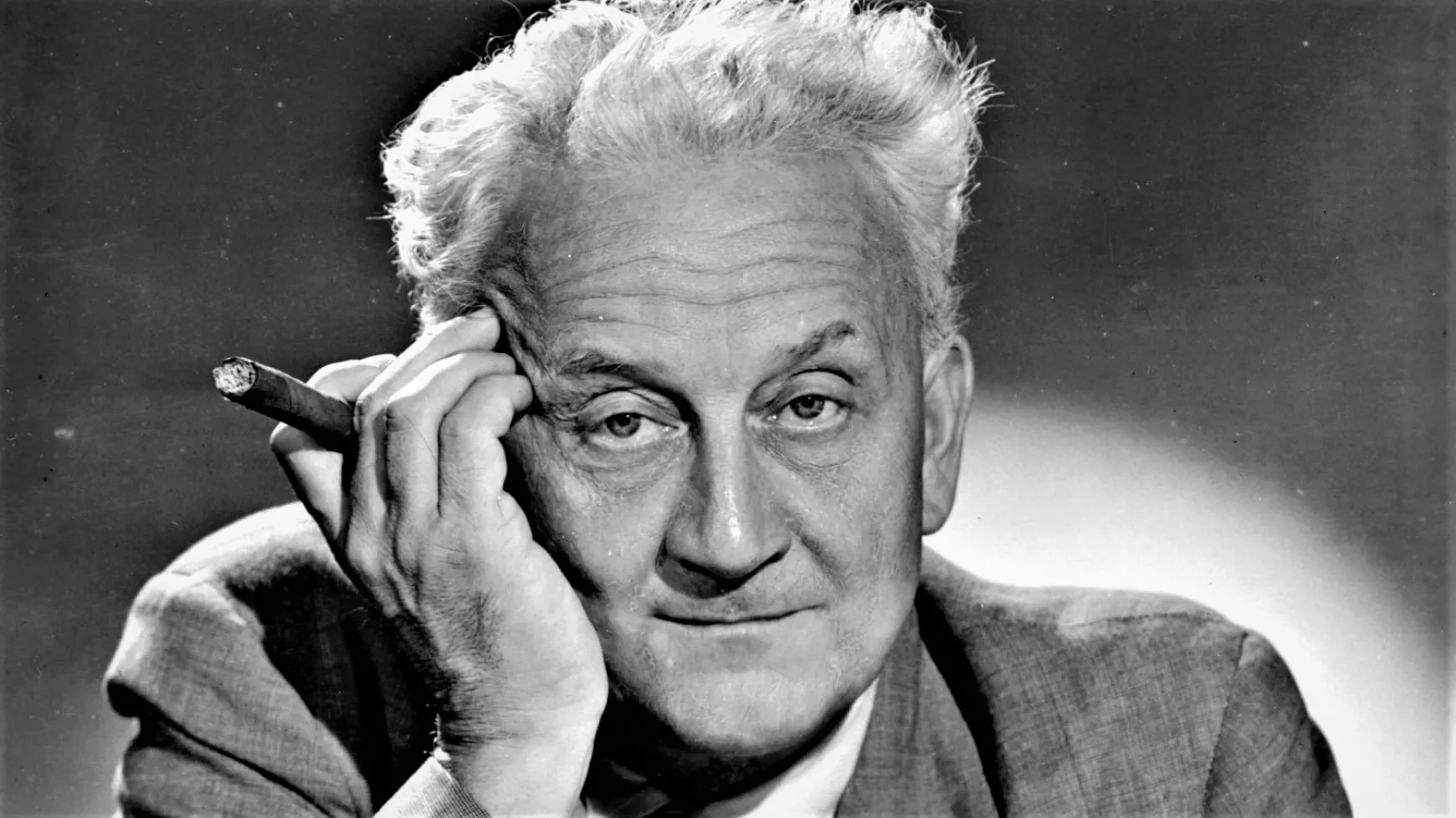 Szent-Györgyi Albert szivarral