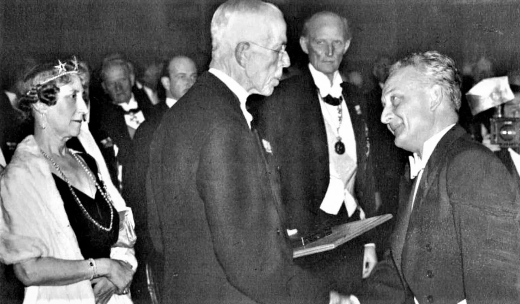 Szent-Györgyi Albert átveszi a Nobel-díjat