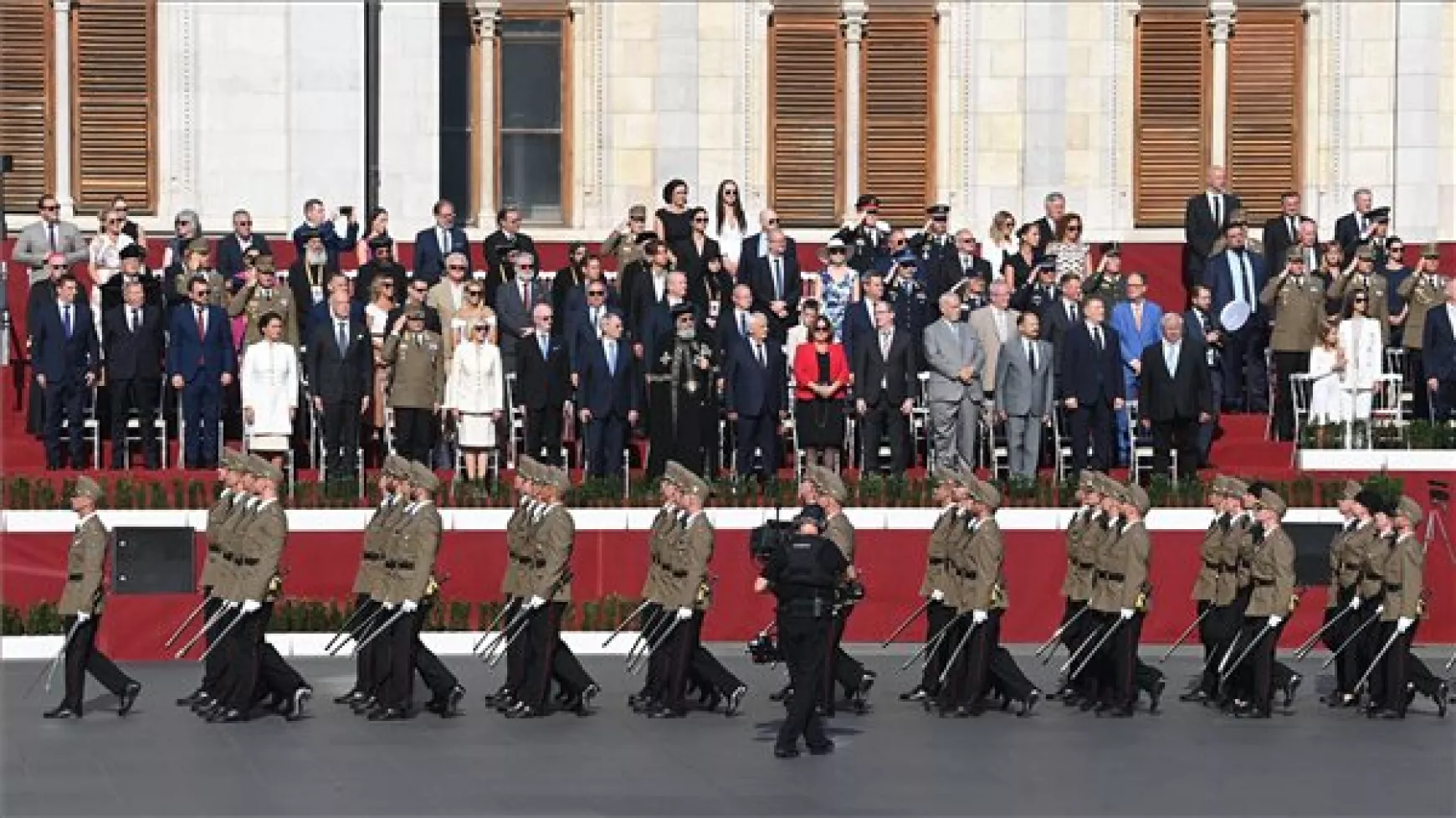 Novák Katalin augusztus 20. tisztavatás zászlófelvonás