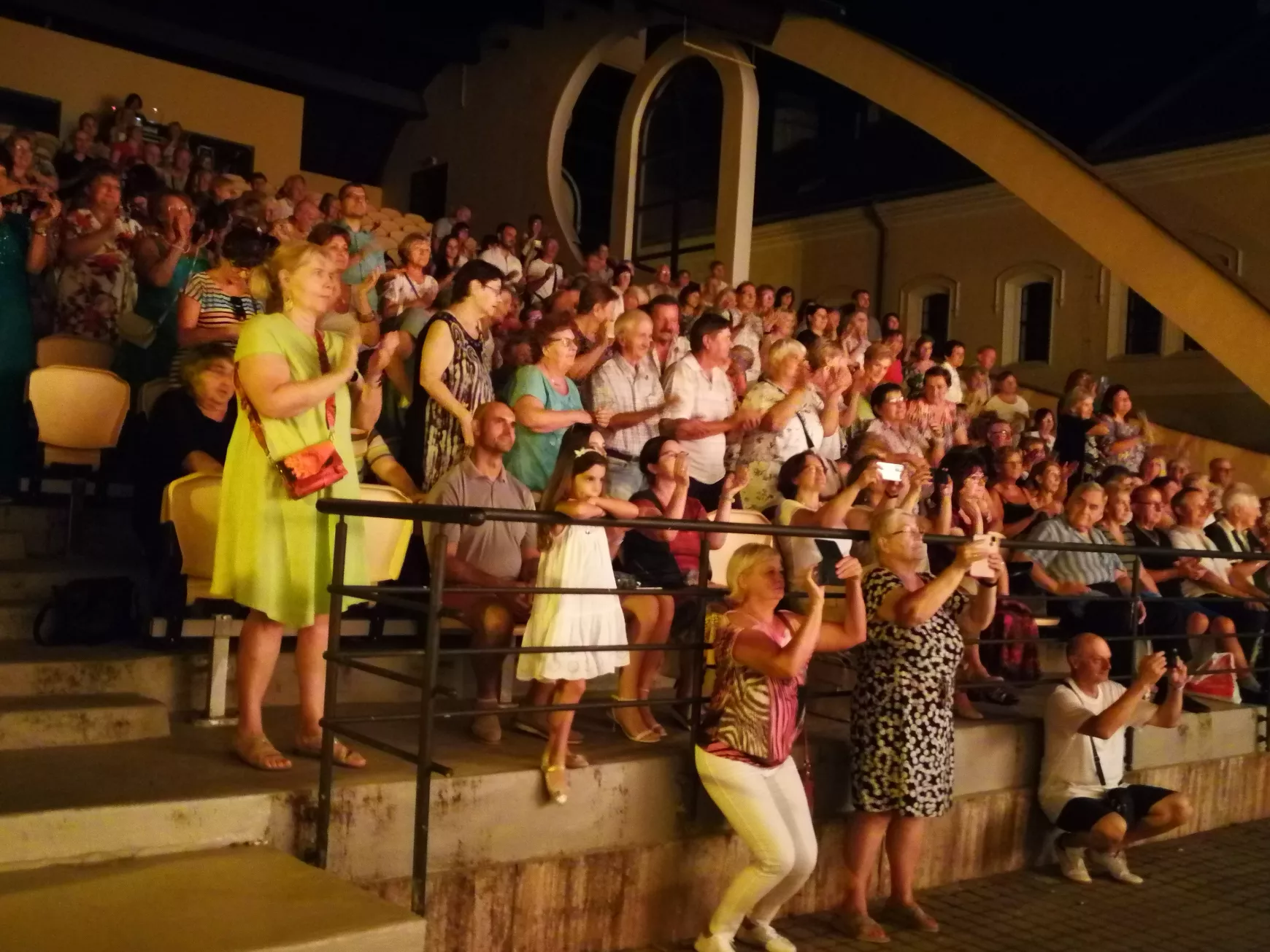 Nemzetközi Operettfesztivál Komáromban – örökzöld dalokkal, ruhakölteményekben lejtett táncokkal, humorral fűszerezett csevejekk