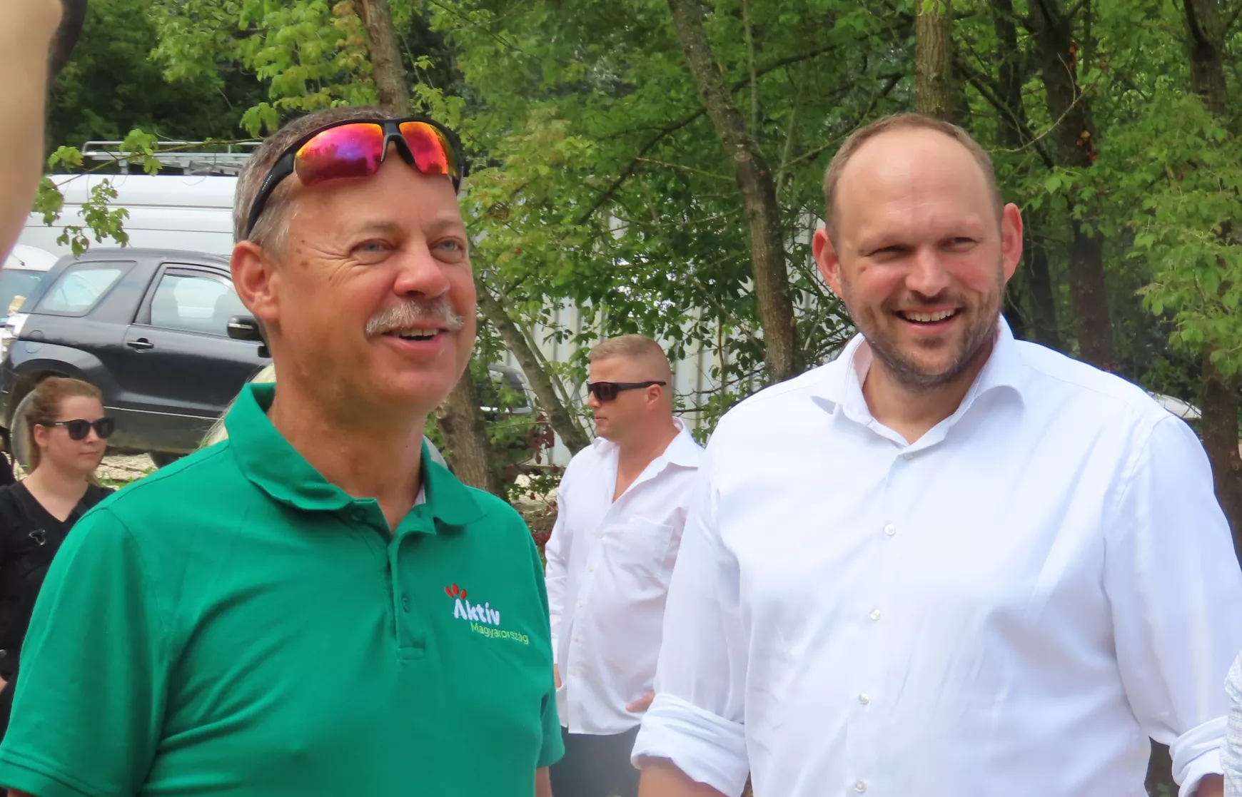 Az ünnepélyes átadóra a tegnapi nap folyamán került sor és noha előtte bőven esett az eseményre a napocska is előbújt.  Hernádi Ádám Esztergom Megyei Jogú Város polgármestere elmondta, 2021-ben Nebehaj Gergő, a deszkások egyike kereste őt meg az ötlettel, jó lenne, ha a városban is létesülne gördeszka-pálya.  „Az esztergomi gördeszkás közösség előszeretettel használta a felújított utcákat, többek közt a Simor János utcát is, ebből lett egy kis csetepaté a gördeszkások és az ott lakók között. 2021-től 2023-i