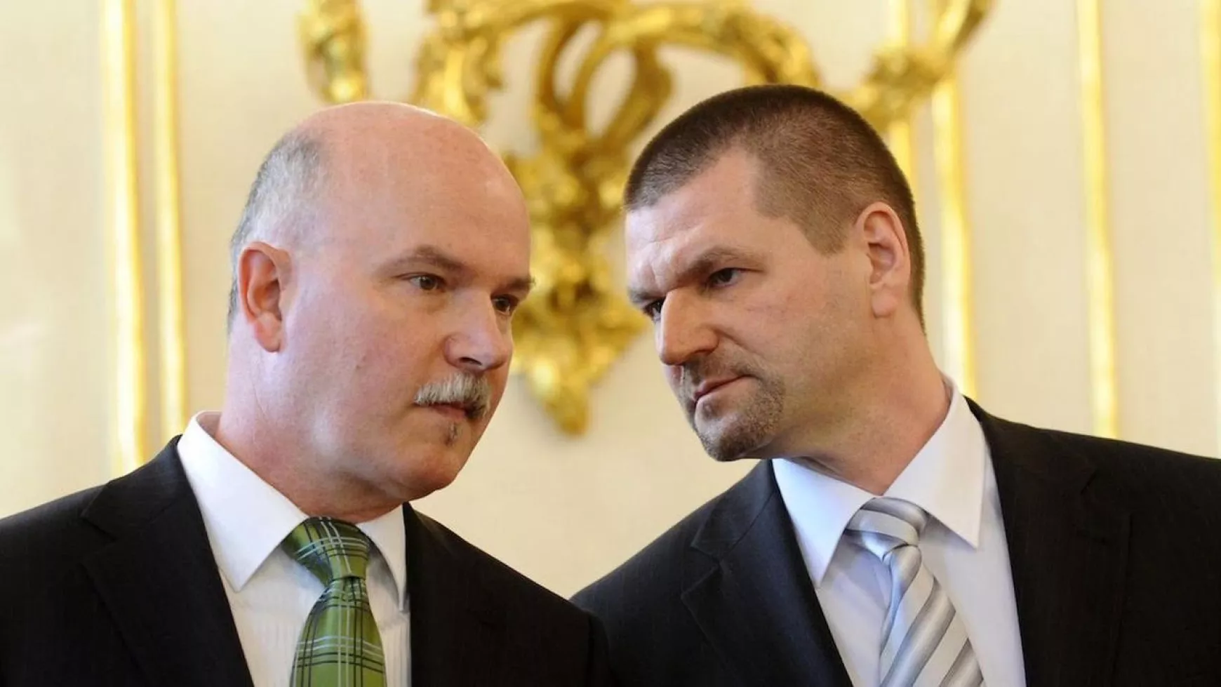Faliújságtenderesek