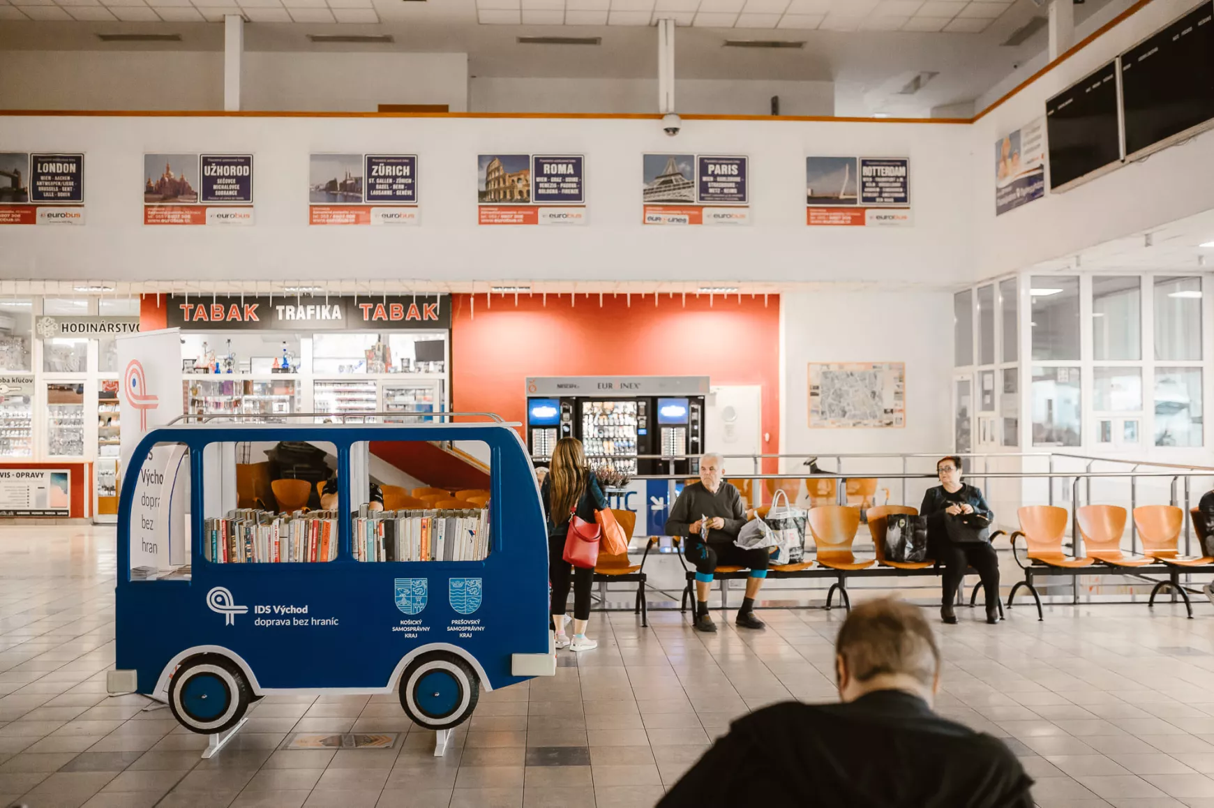 Kassa, buszpályaudvar, autóbusz-állomás, szabad könyvtár, nyitott könyvespolc