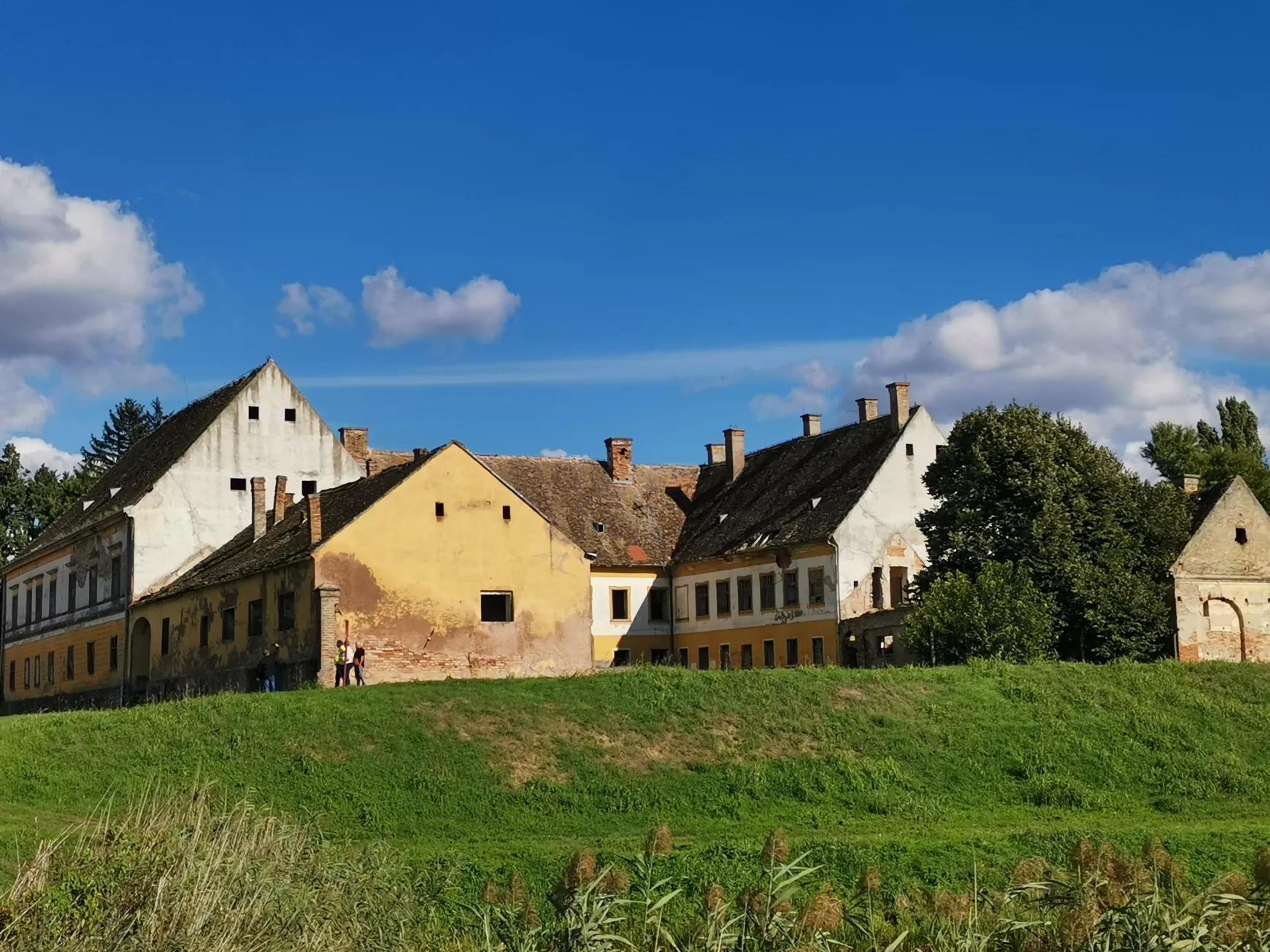 Barokk-klasszicista kastély, mely az Esterházyak tulajdona volt