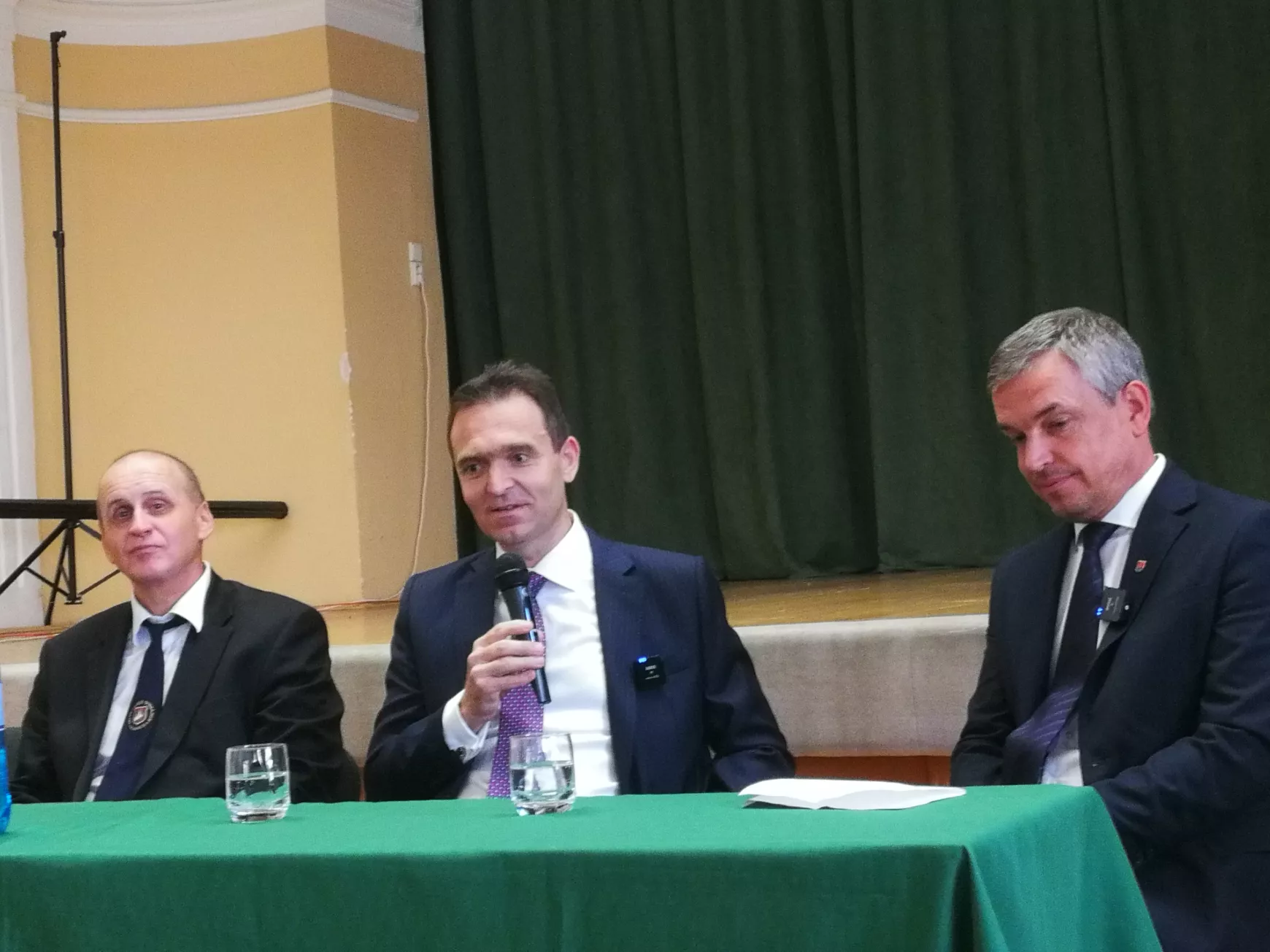 Előbb a volt évfolyamtársa, majd a média több képviselője faggatta Ódor kormányfőt 