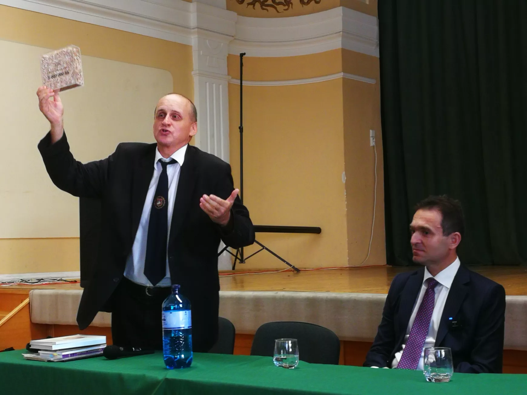 Előbb a volt évfolyamtársa, majd a média több képviselője faggatta Ódor kormányfőt 