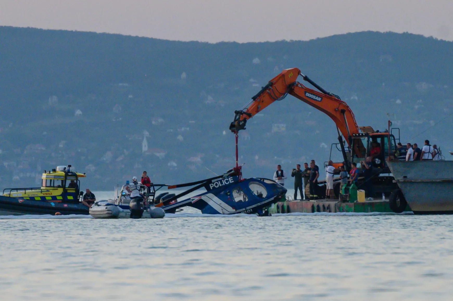 rendőrségi helikopter a Balatonban