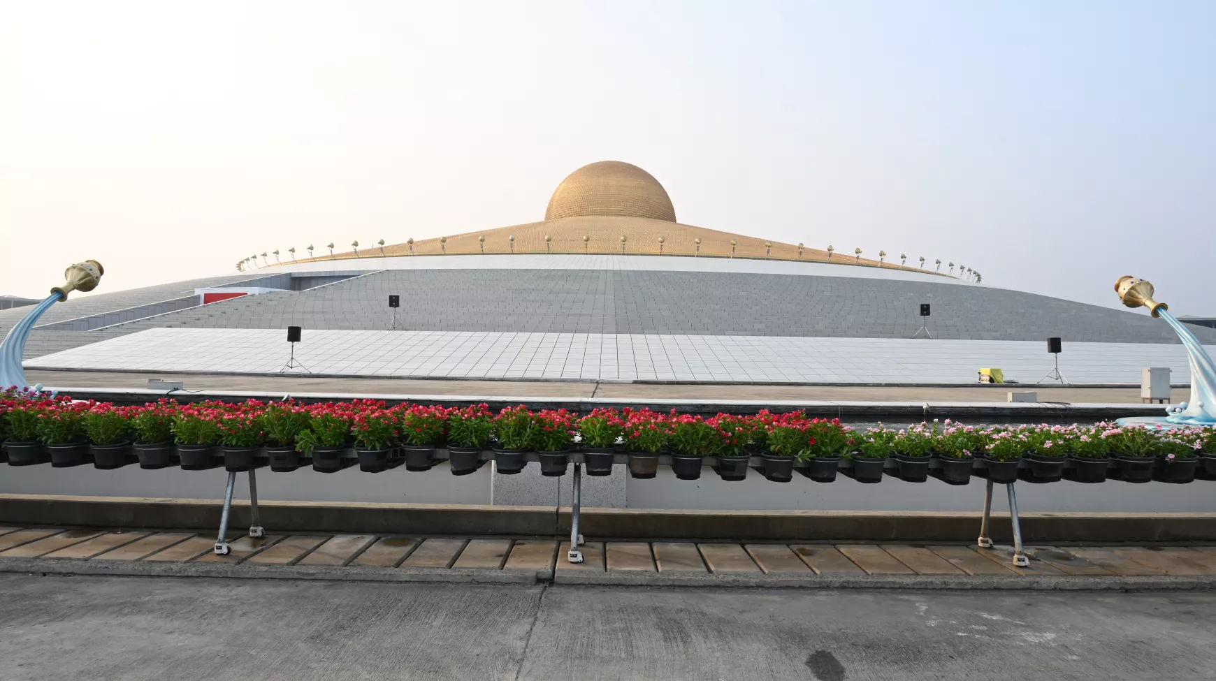 A Dhammakaya Cetiya arany Buddha-szobrokkal díszített temploma