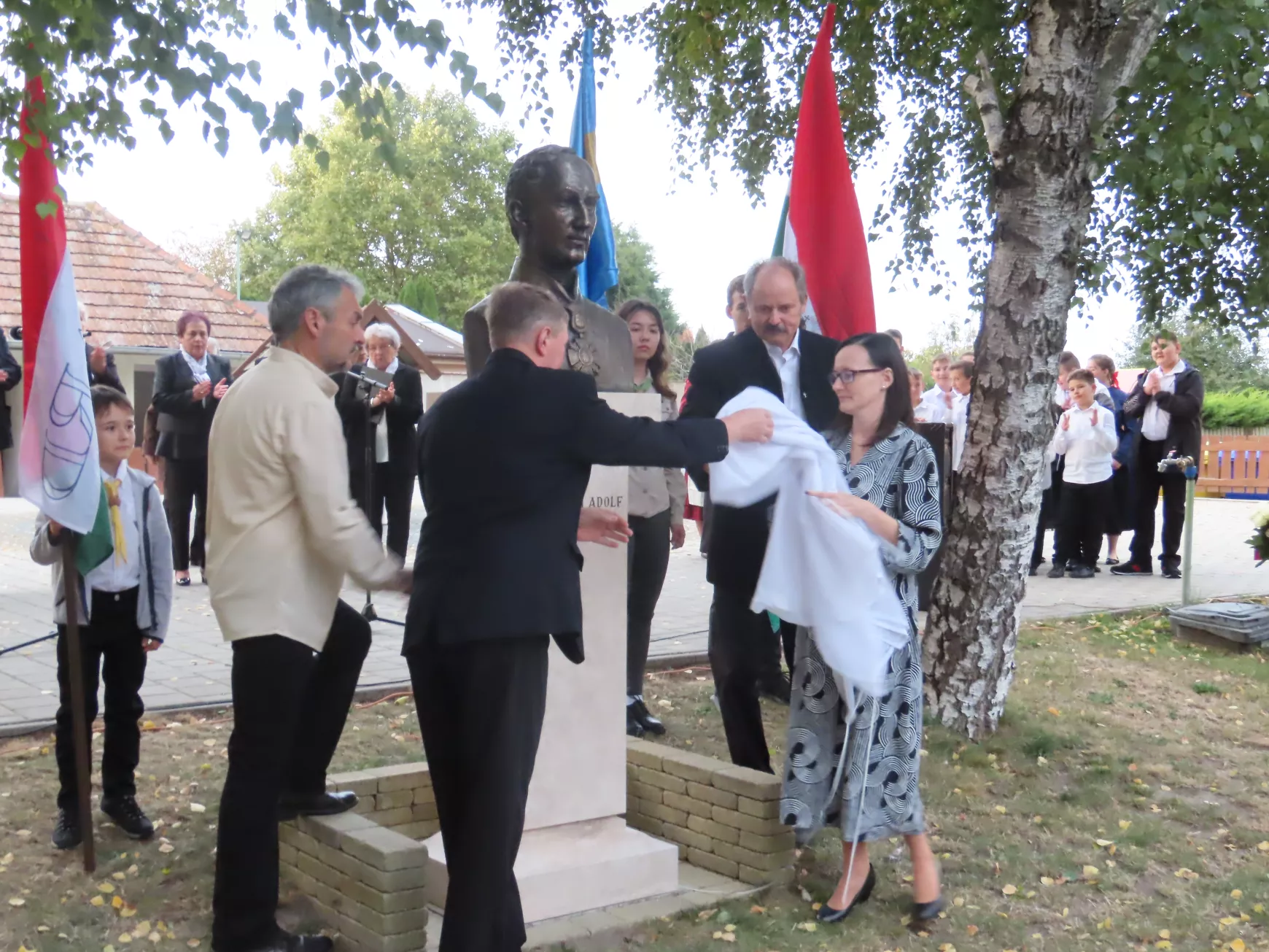 Majthényi szobor Udvard