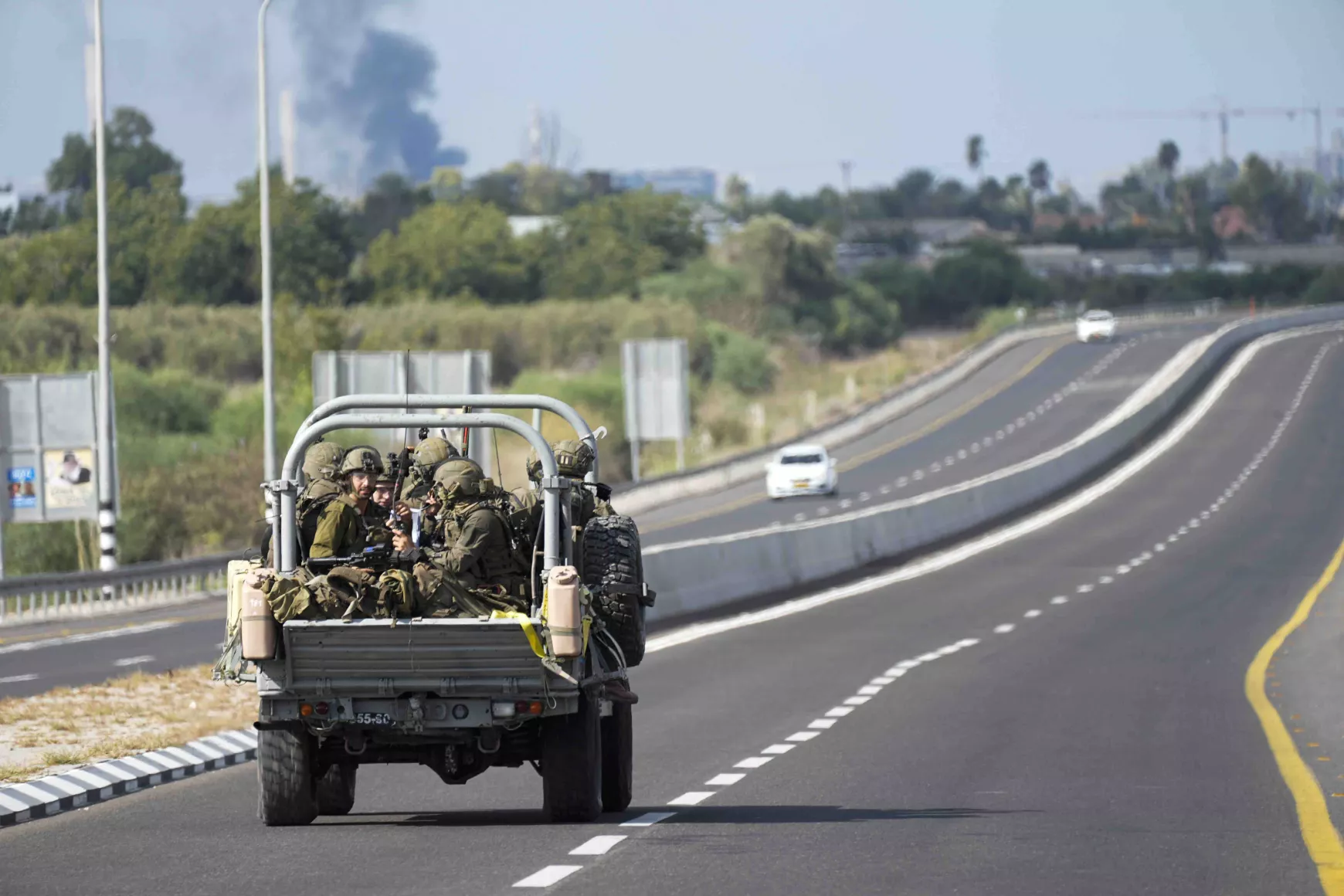Izraeli katonák tartanak a helyszínre