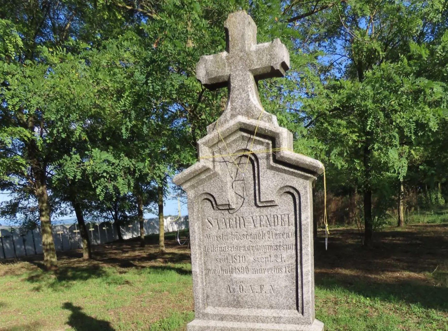 1849-ben erőteljesen kiállt a magyar szabadságharc eszméje mellett. Emiatt bebörtönözték, kínozták. Muzsla plébánosa volt, az utolsó lelki szolgálatát Muzslán töltötte, emiatt nyugszik a muzslai temetőben. 1810-ben született Dunaszerdahelyen. Nagyszombatban bölcsészetet és teológiát tanult, 1834-ben pappá szentelték. Segédlelkész volt Ipolyságon, Drégely-Palánkon, Tardoskedden. 1846-ban plébános lett Üzbéghen. 1849. április 13. elfogták és 12 évi börtönre ítélték el, mivel felemelte hangját az önkényuralom 