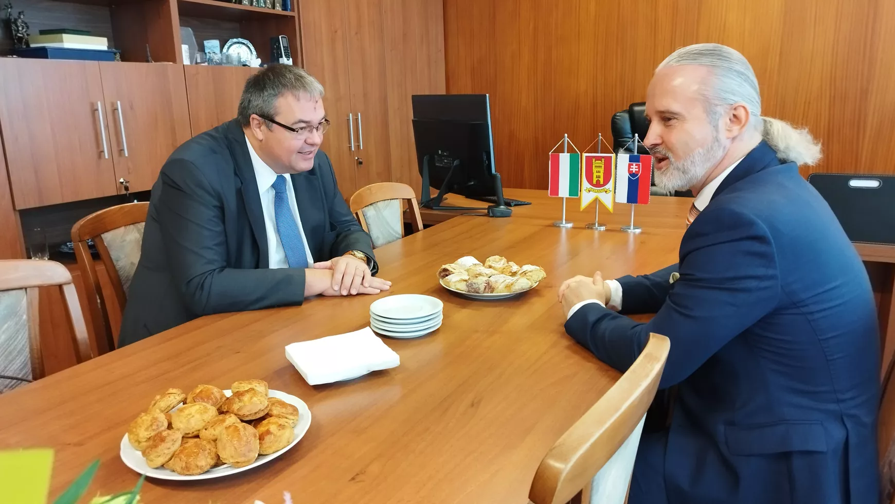 Kötetlen beszélgetés a városvezető és nagykövet között