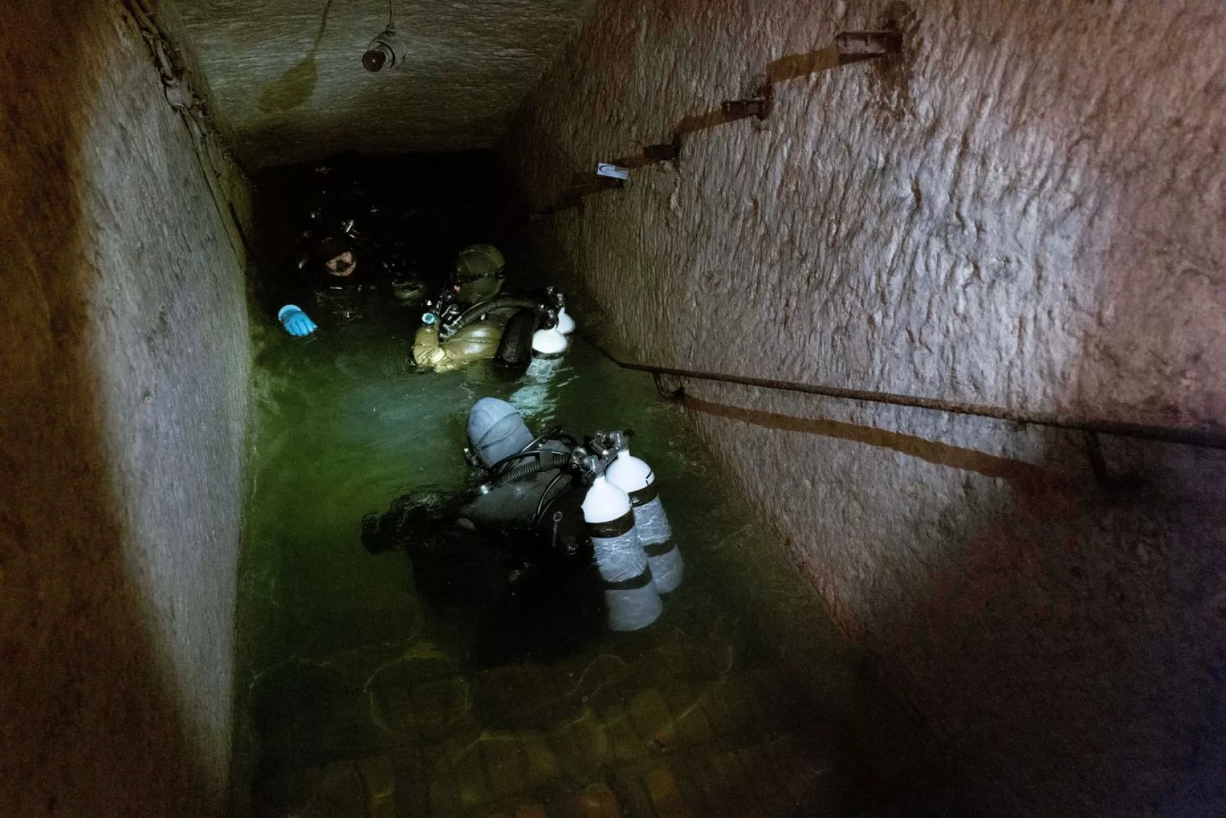 Katonai búvárok a kőbányai pincerendszerben